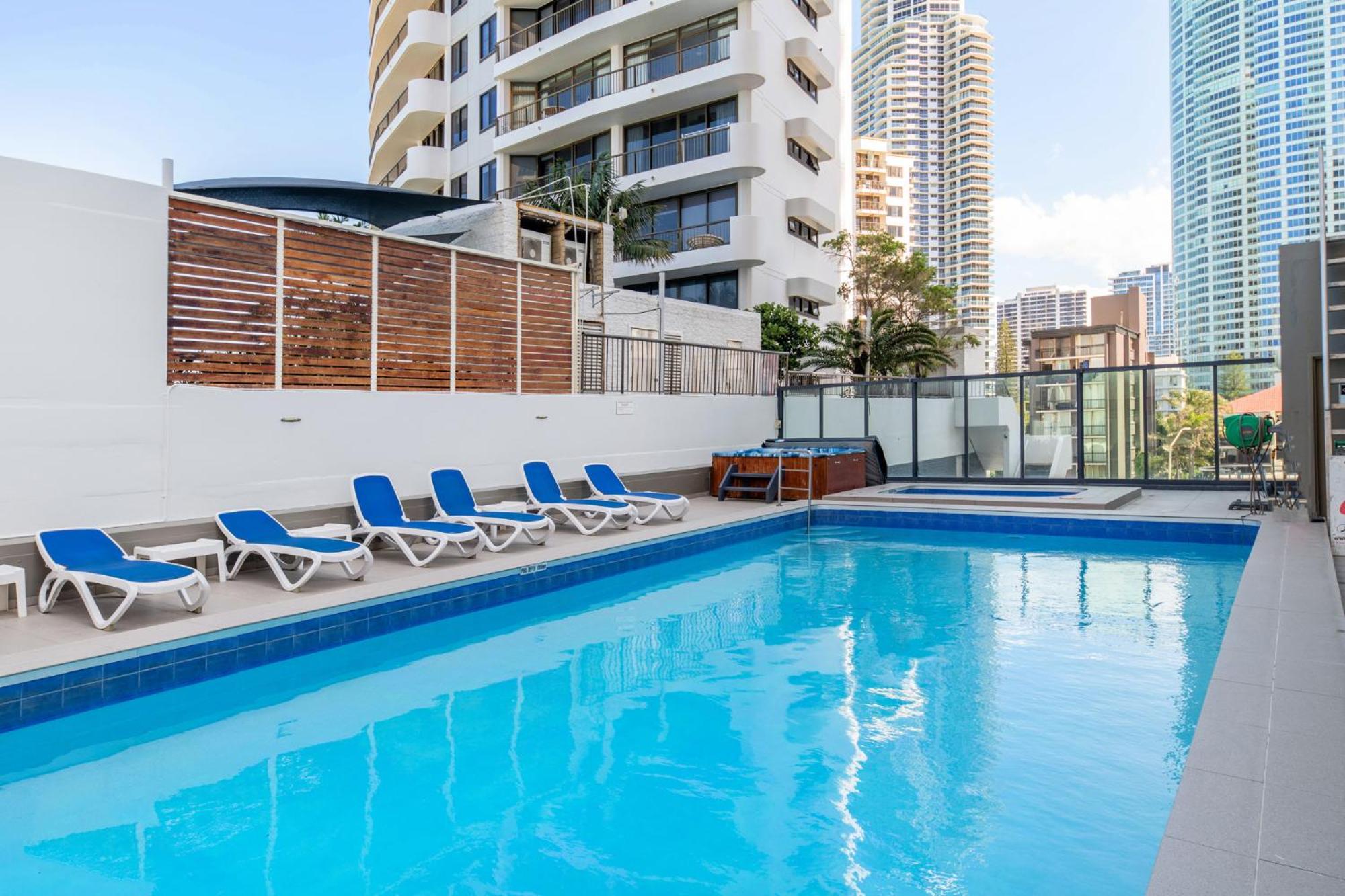 SURFERS PARADISE ABSOLUTE BEACHFRONT WITH VIEWS, 24th FLOOR , 1 br Apt - IDEAL FOR COUPLES or 2 PPL TRAVELLING TOGETHER