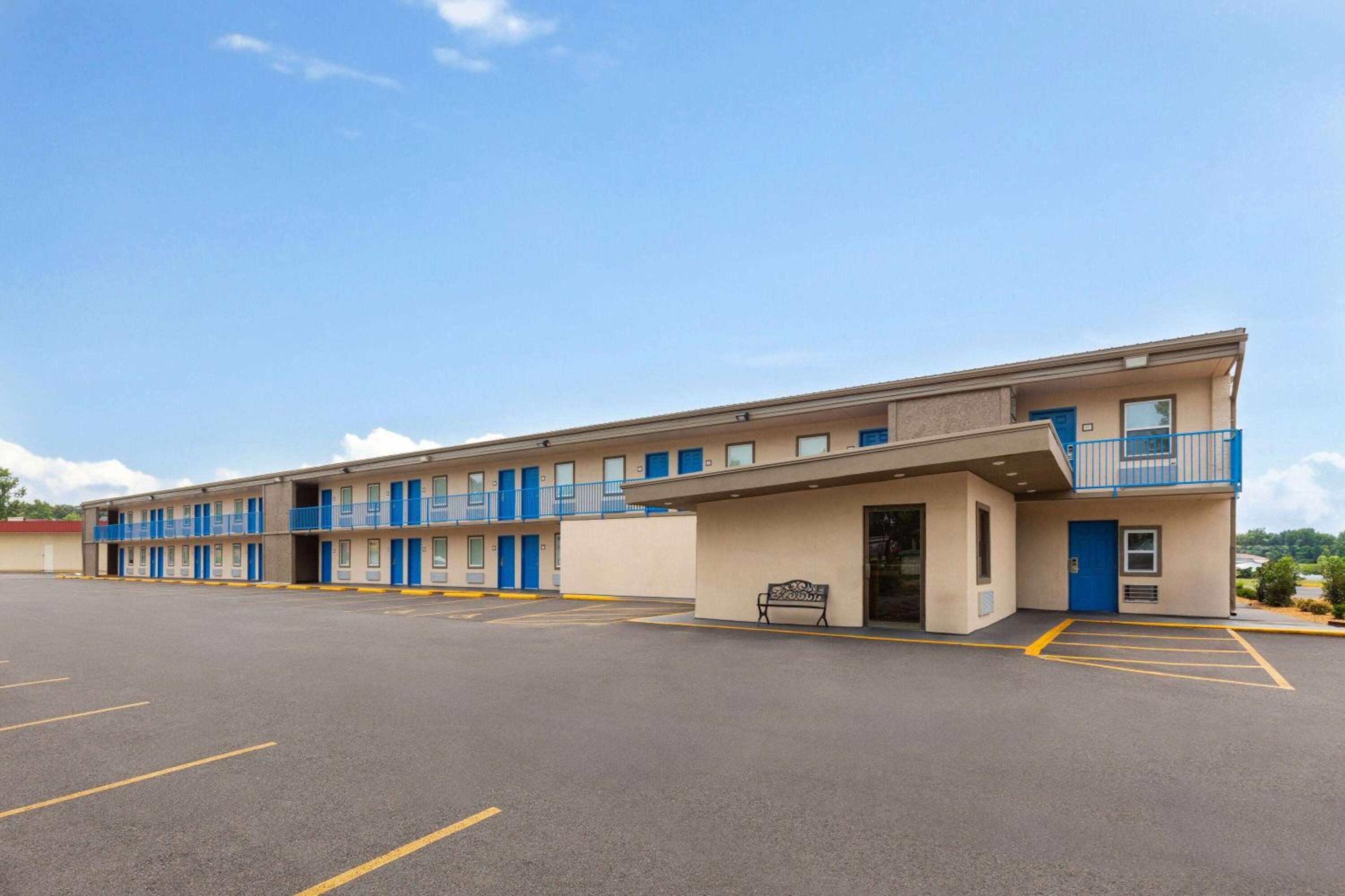 Hotel Super 8 by Wyndham Paducah I-24 Exit 4 - Image 1