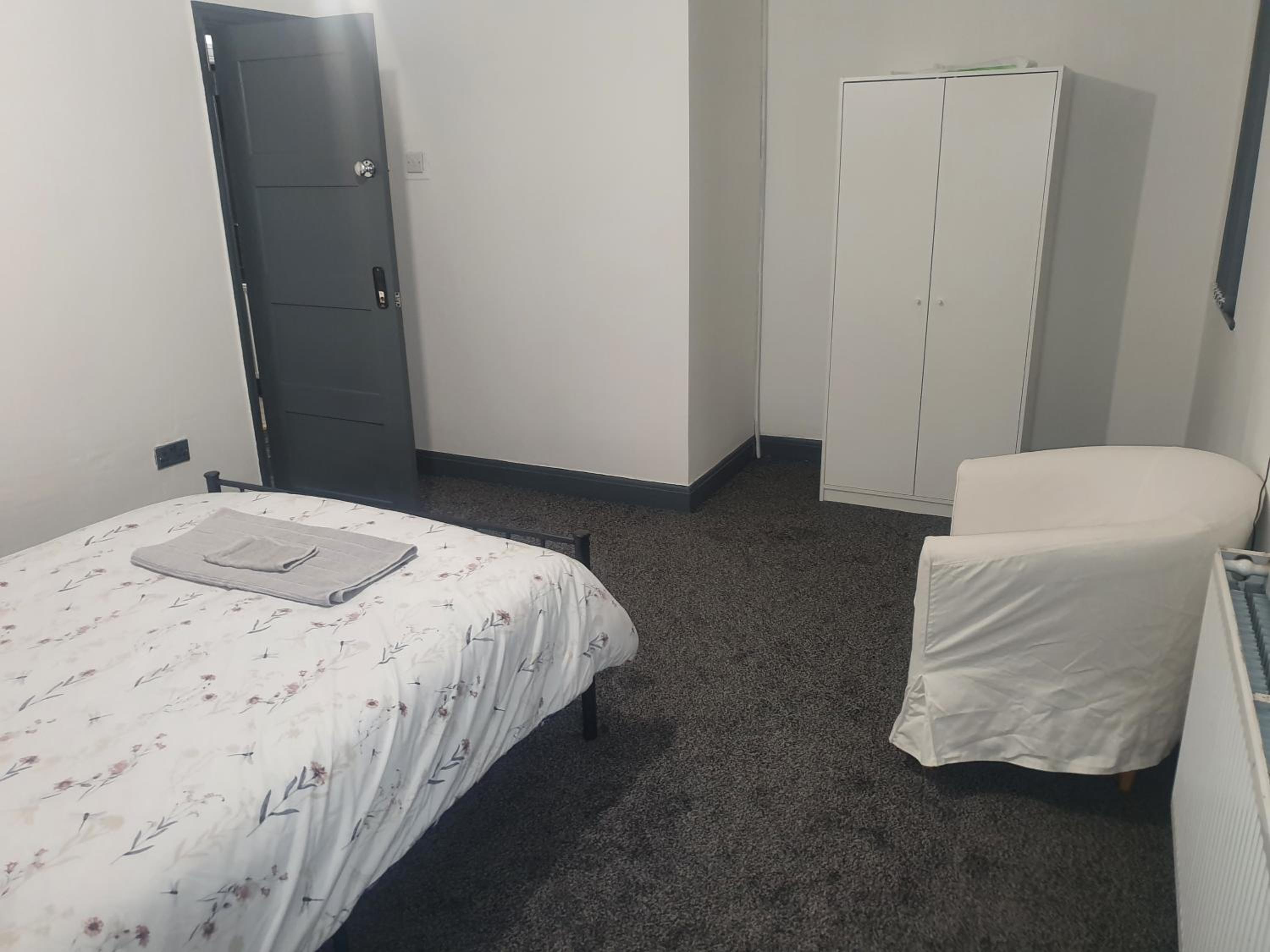 Double bed rooms in Meadowhall, Tinsley view 5