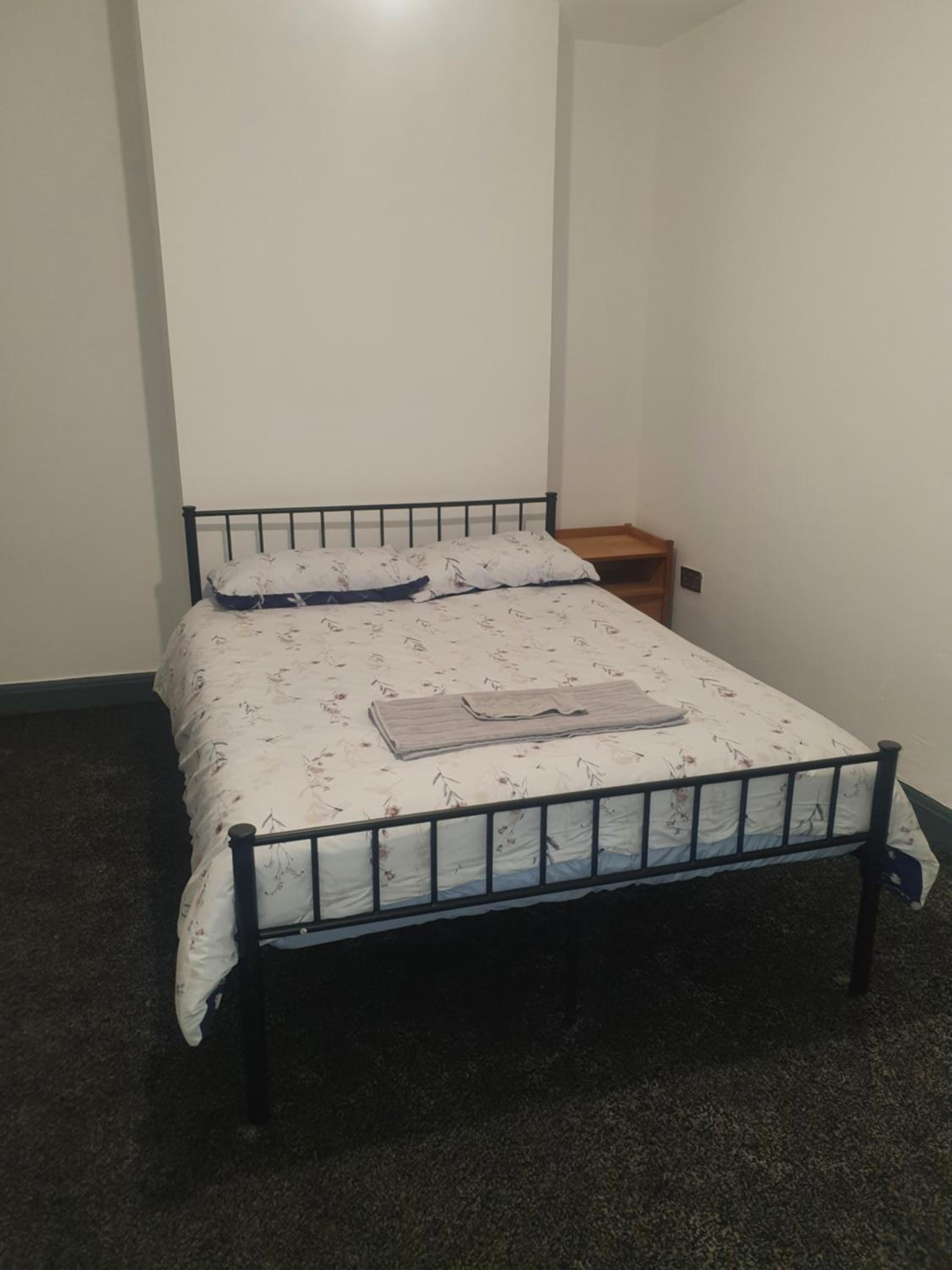 Double bed rooms in Meadowhall, Tinsley view 2