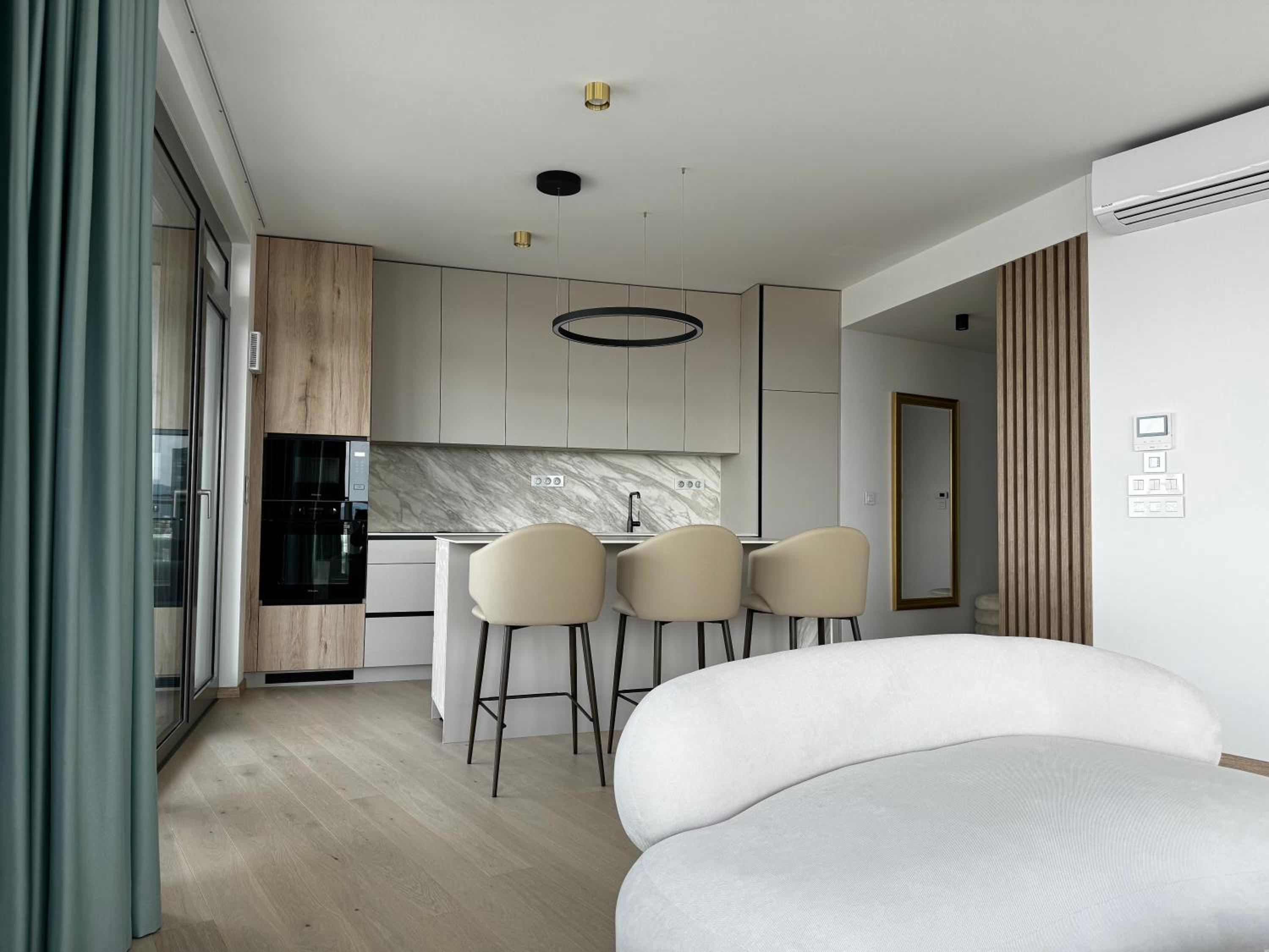 EUROVEA TOWER II beige view 4