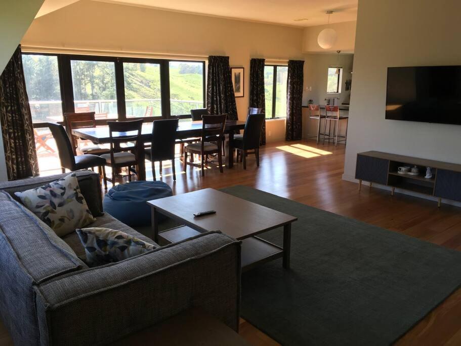 Rural retreat with the most incredible views!