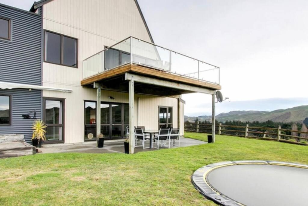 Rural retreat with the most incredible views!