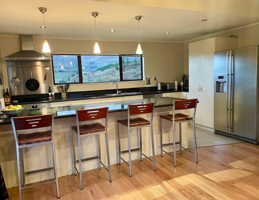 Rural retreat with the most incredible views!