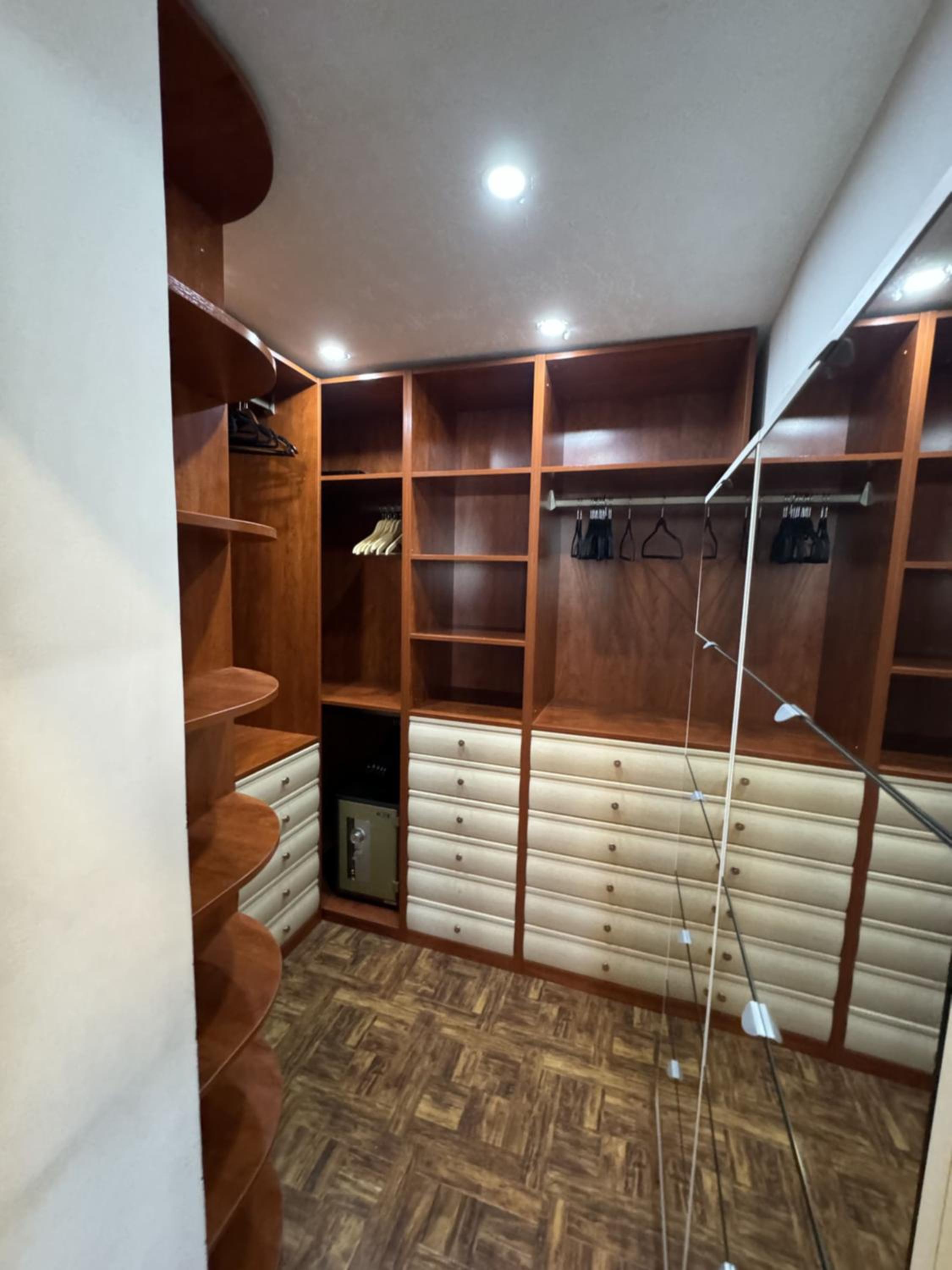 Exclusive 133m2 3BR central on private area view 4