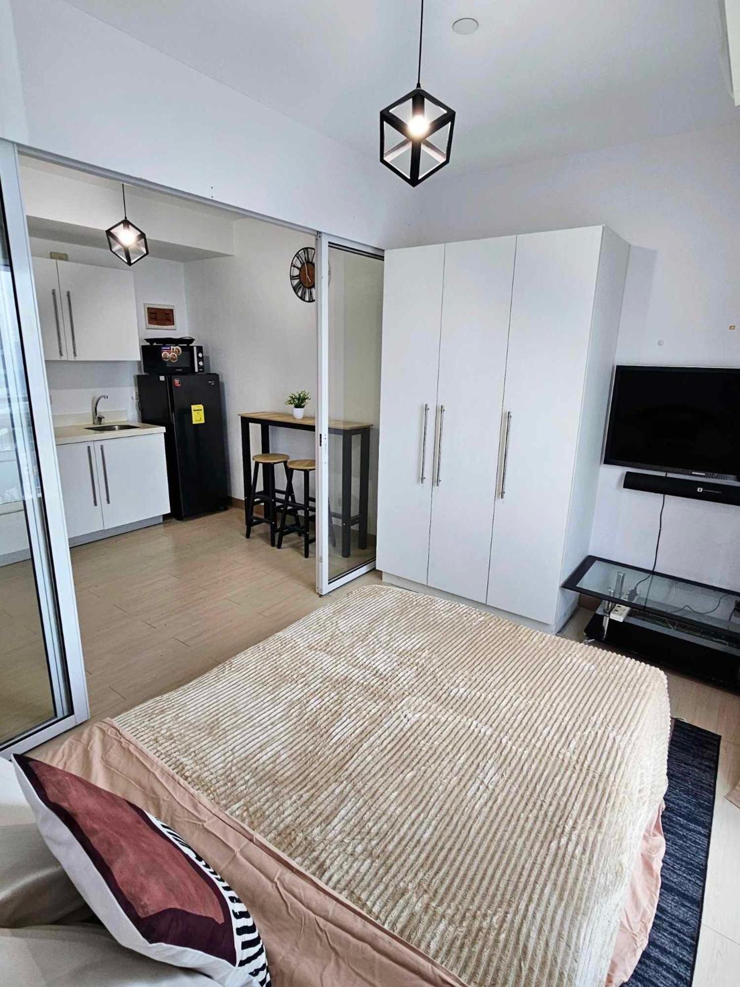 Acqua Residences Staycation Mandaluyong near Makati City view 3