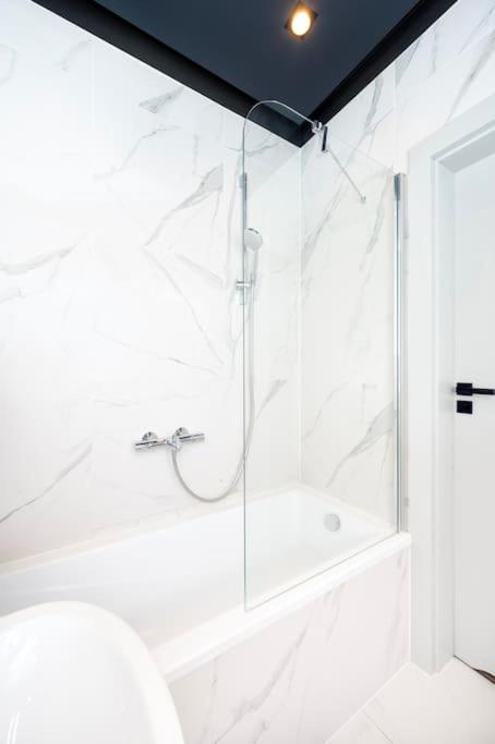 Urban Chic - One Bedroom Apartment - Gdanska