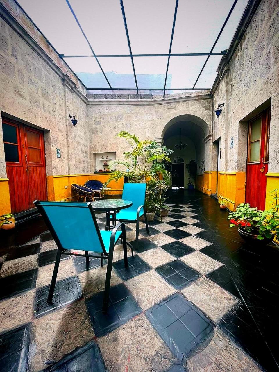 COLONIAL SAN LAZARO