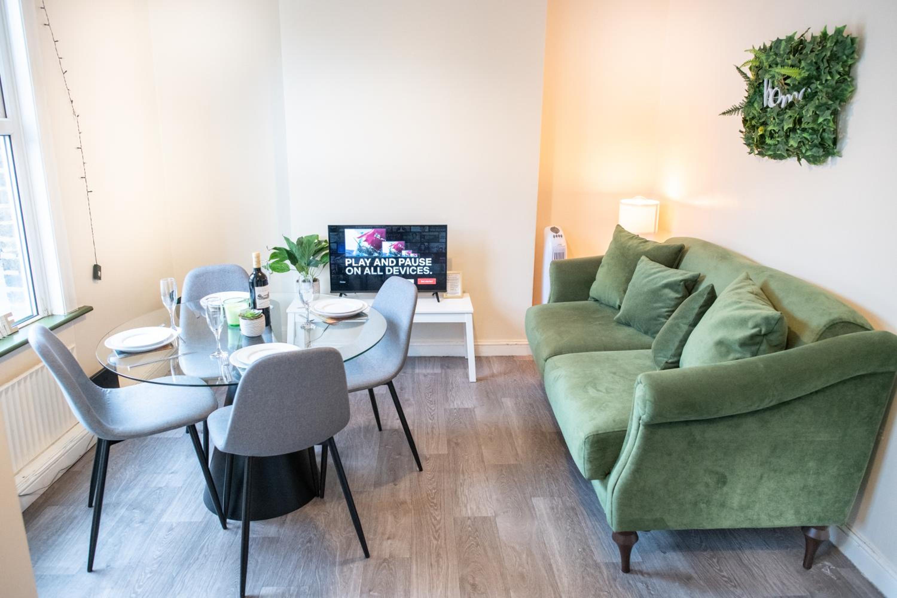 4 Bedroom Flat with high speed Wi-Fi in North Acton, Ealing, West London