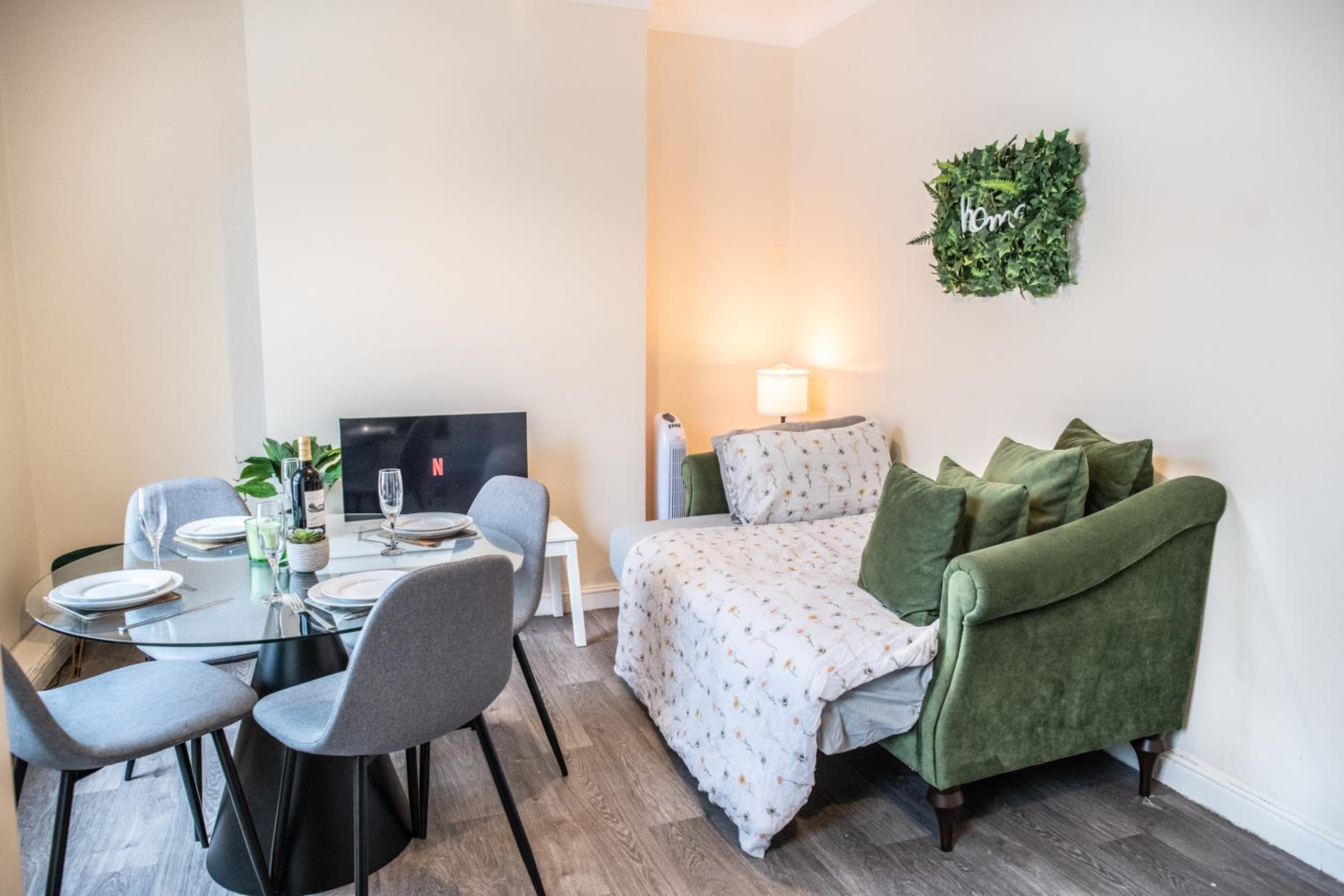 4 Bedroom Flat with high speed Wi-Fi in North Acton, Ealing, West London