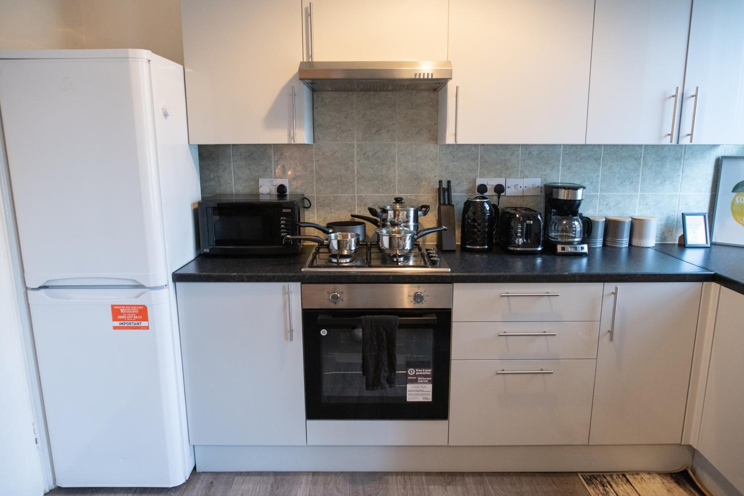 4 Bedroom Flat with high speed Wi-Fi in North Acton, Ealing, West London