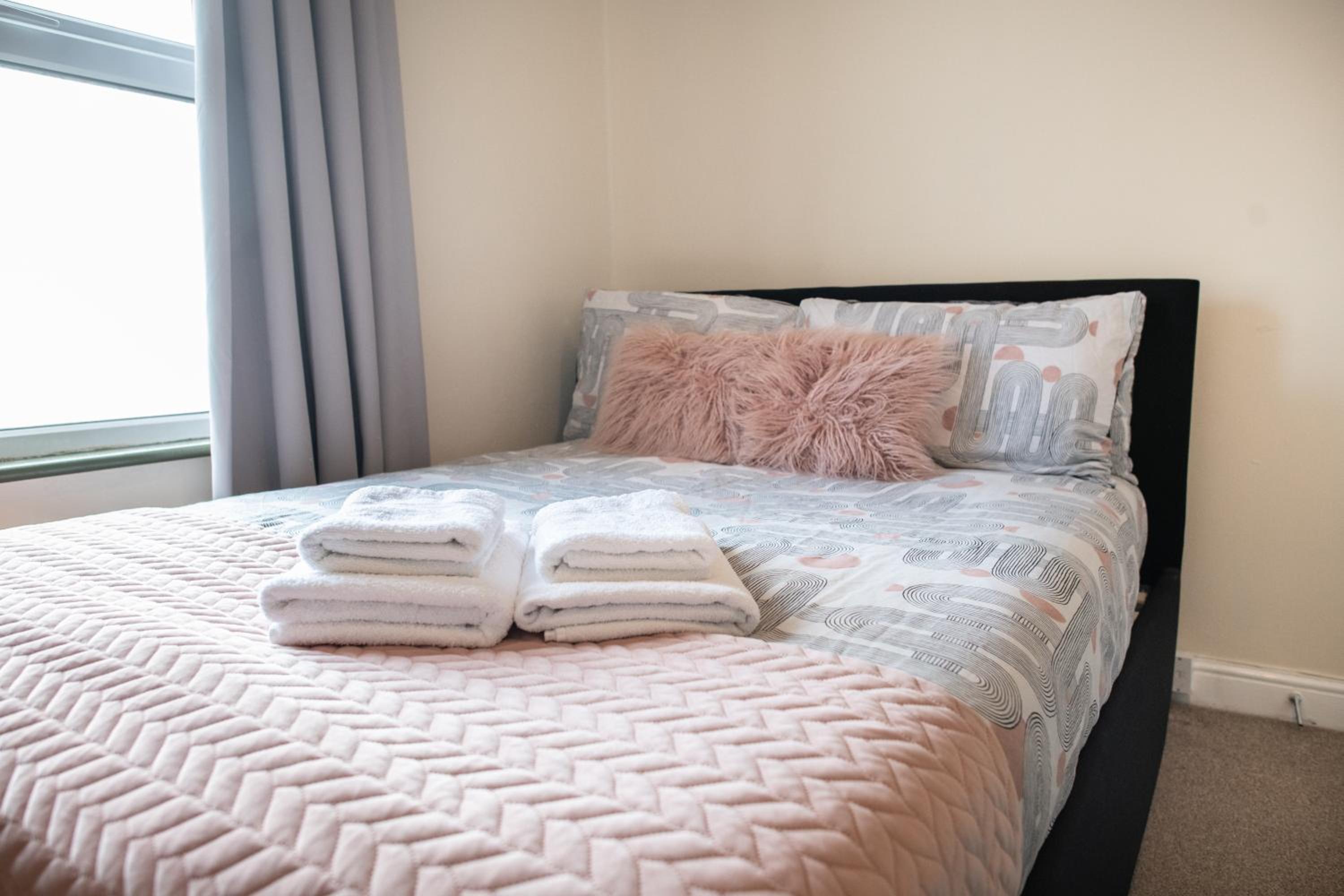 4 Bedroom Flat with high speed Wi-Fi in North Acton, Ealing, West London