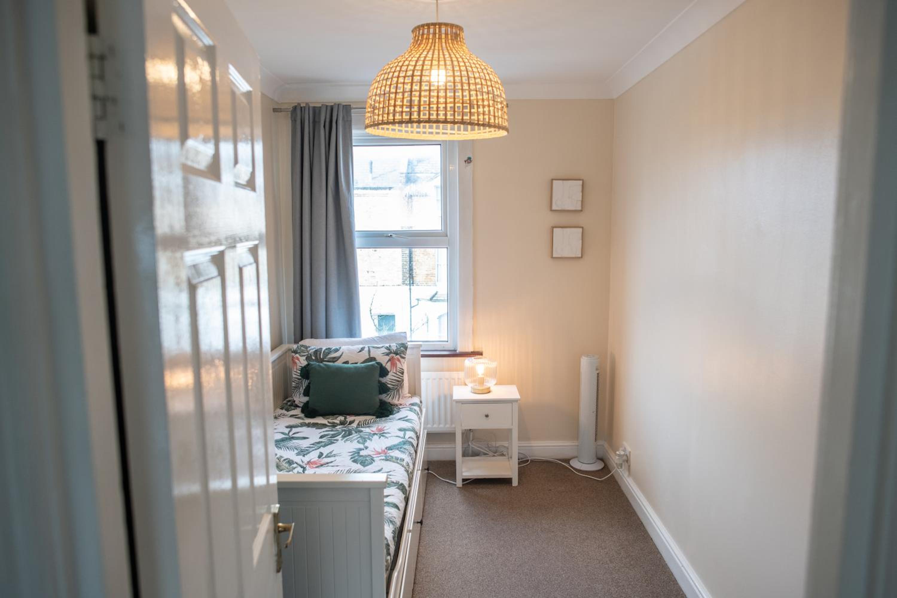 4 Bedroom Flat with high speed Wi-Fi in North Acton, Ealing, West London