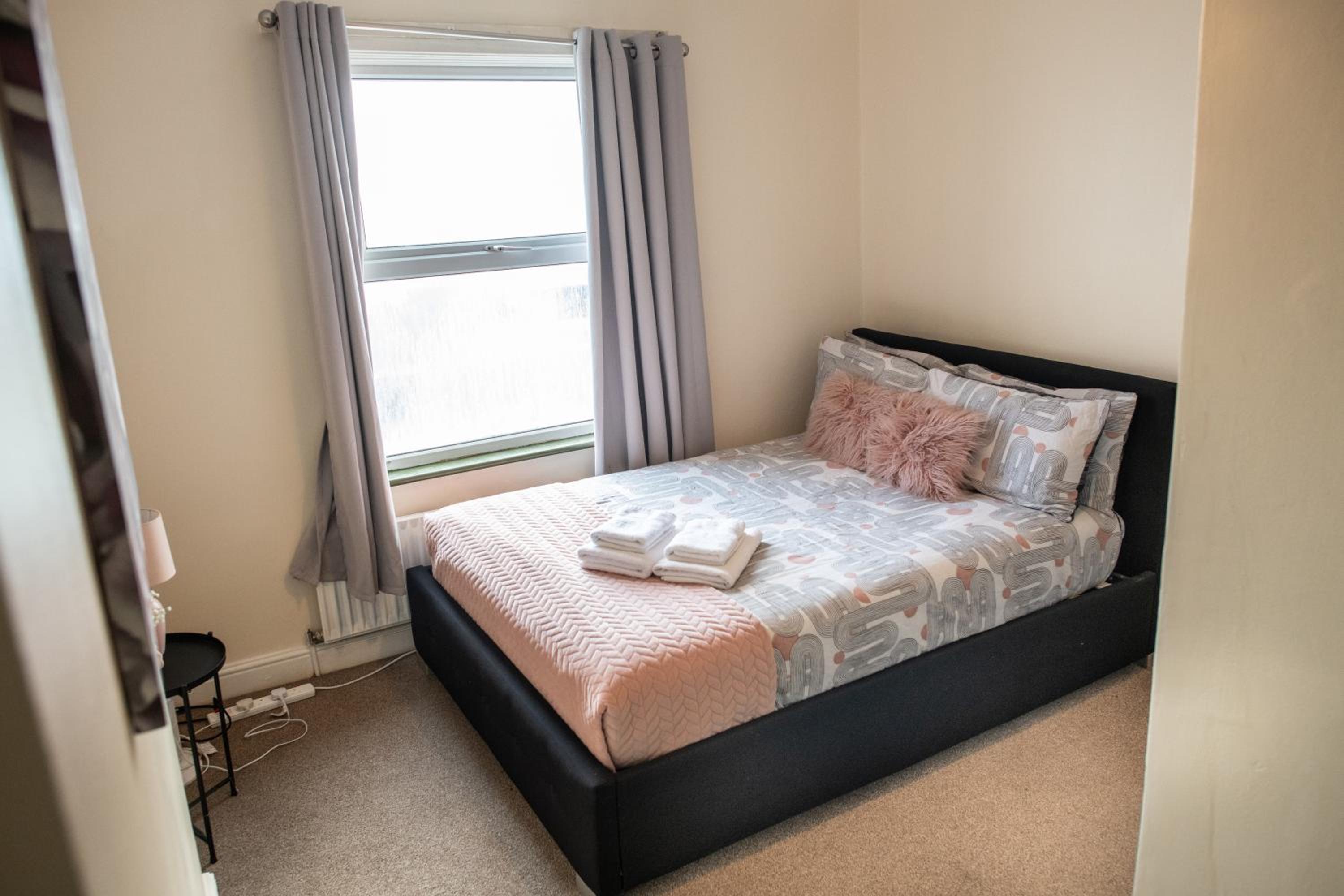 4 Bedroom Flat with high speed Wi-Fi in North Acton, Ealing, West London