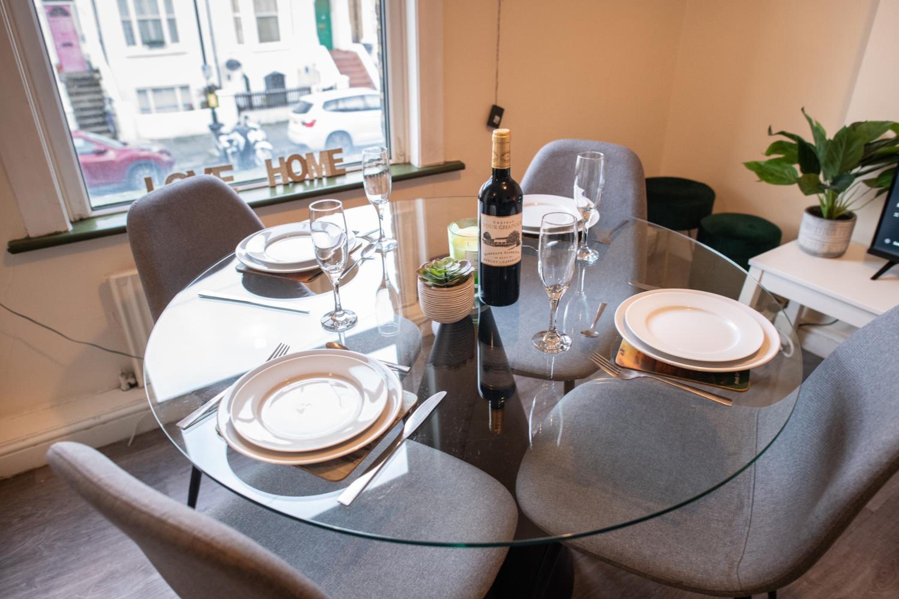 4 Bedroom Flat with high speed Wi-Fi in North Acton, Ealing, West London