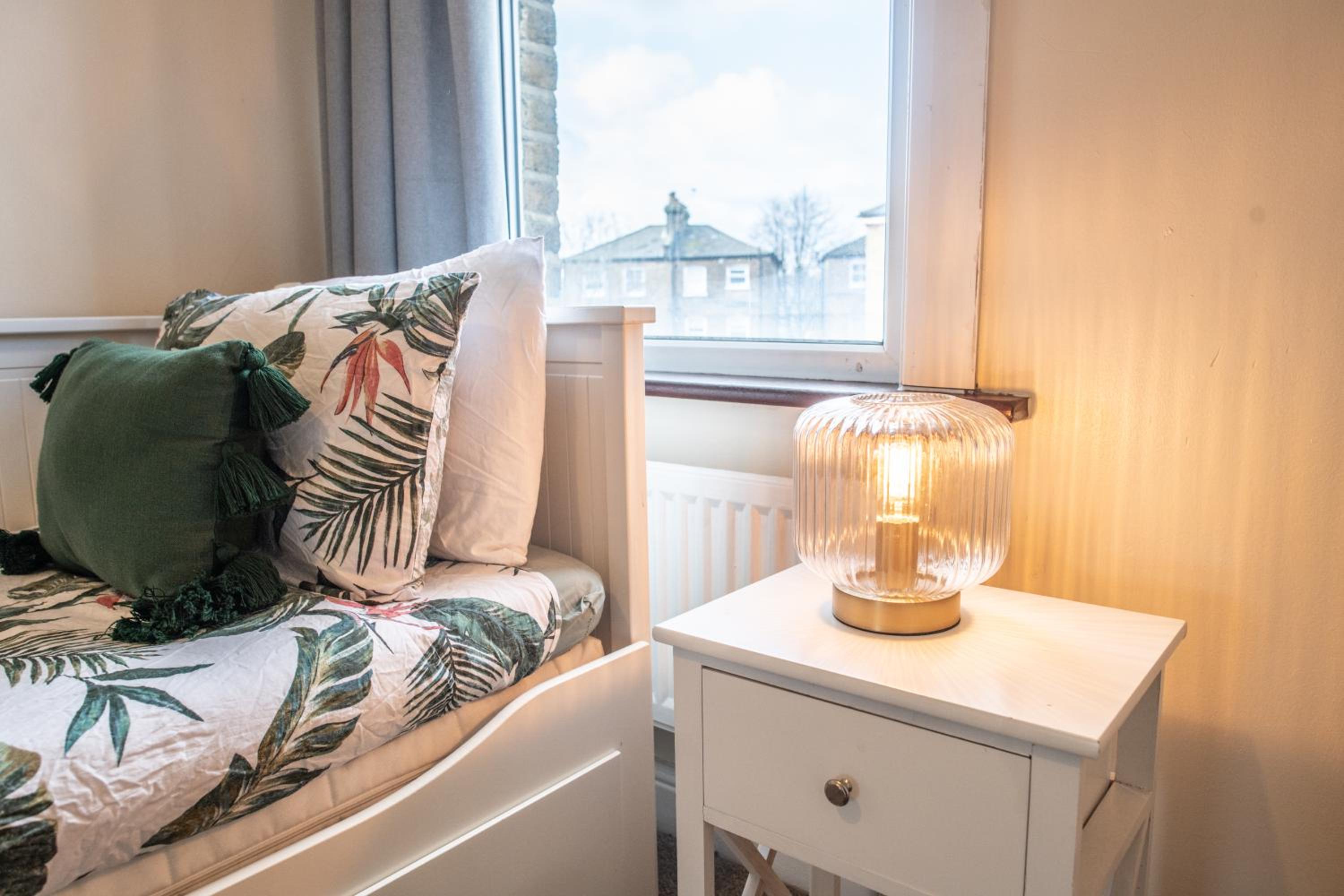 4 Bedroom Flat with high speed Wi-Fi in North Acton, Ealing, West London