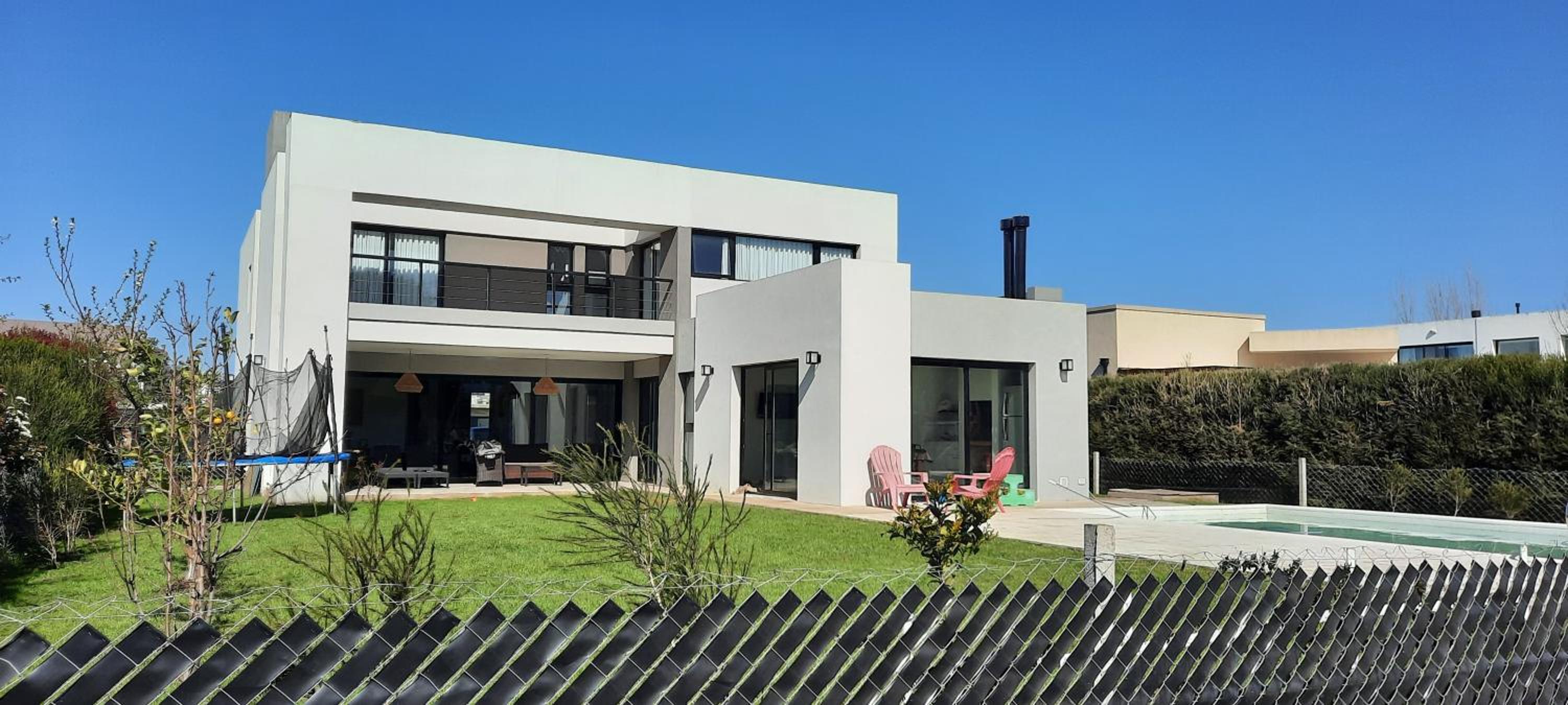 Casa en Barrio Privado con Pileta climatizada