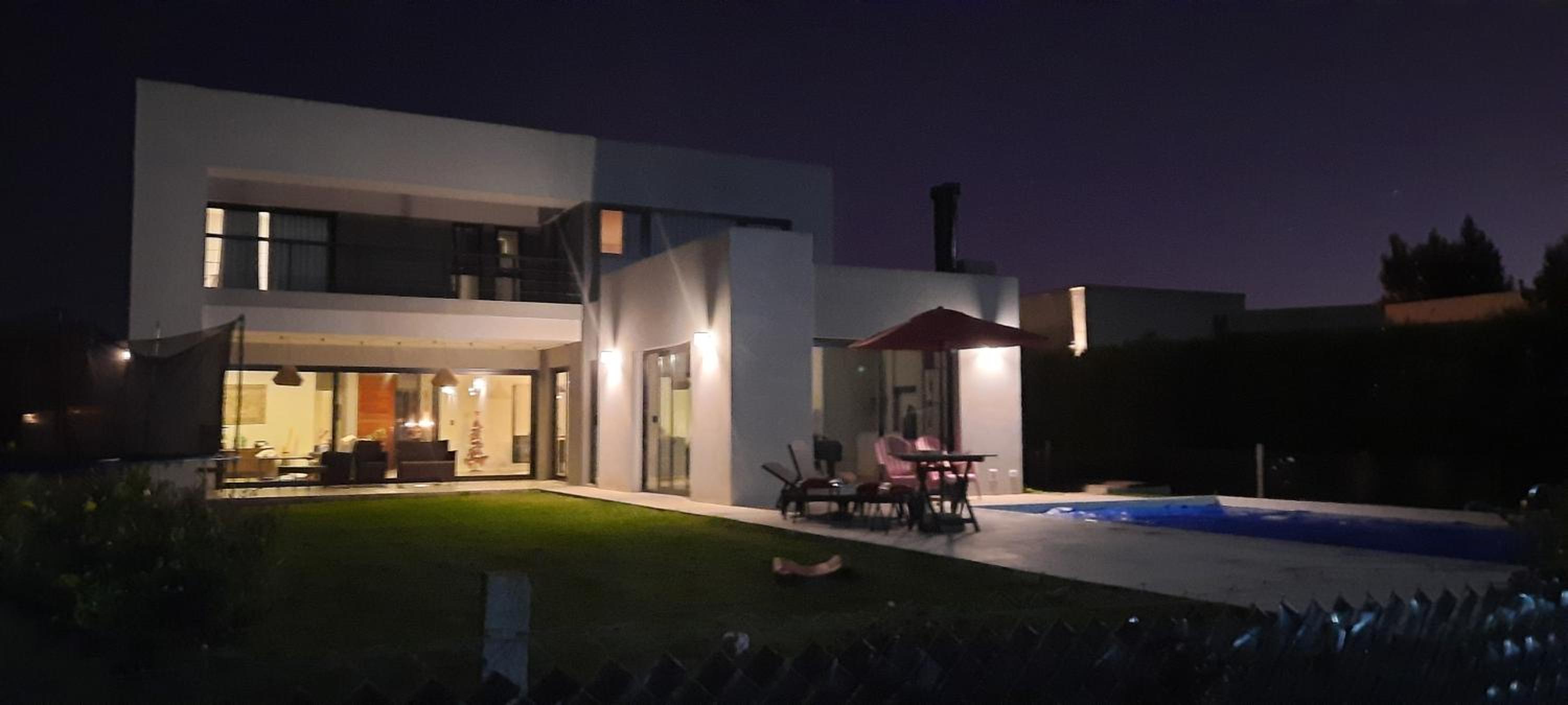 Casa en Barrio Privado con Pileta climatizada