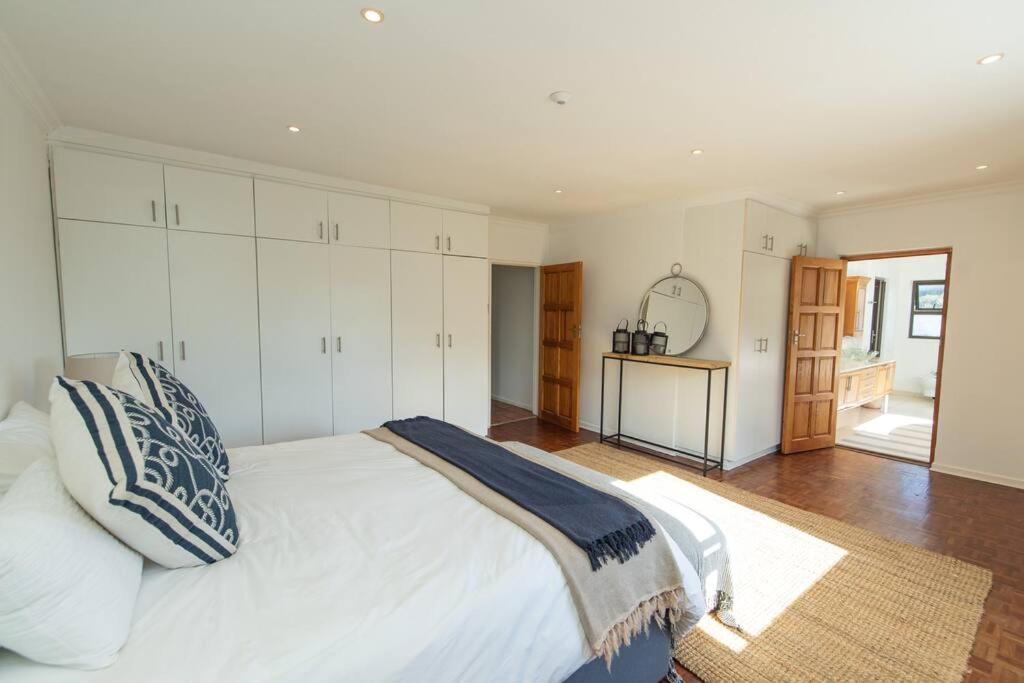 Villa 3 Doors Down view 5