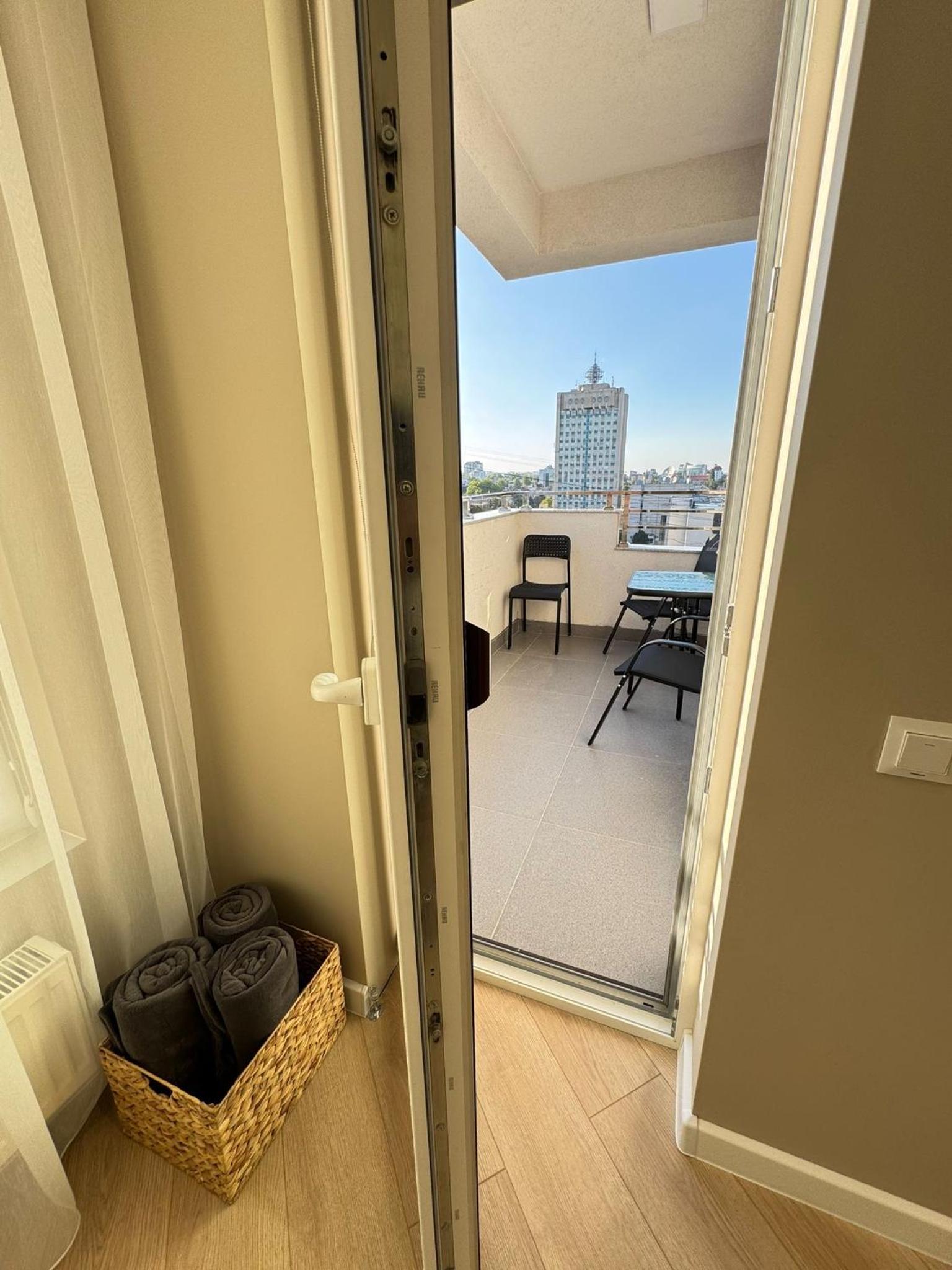 RentNow New Lux 3 Bedrooms Apartment with Balcony view 5