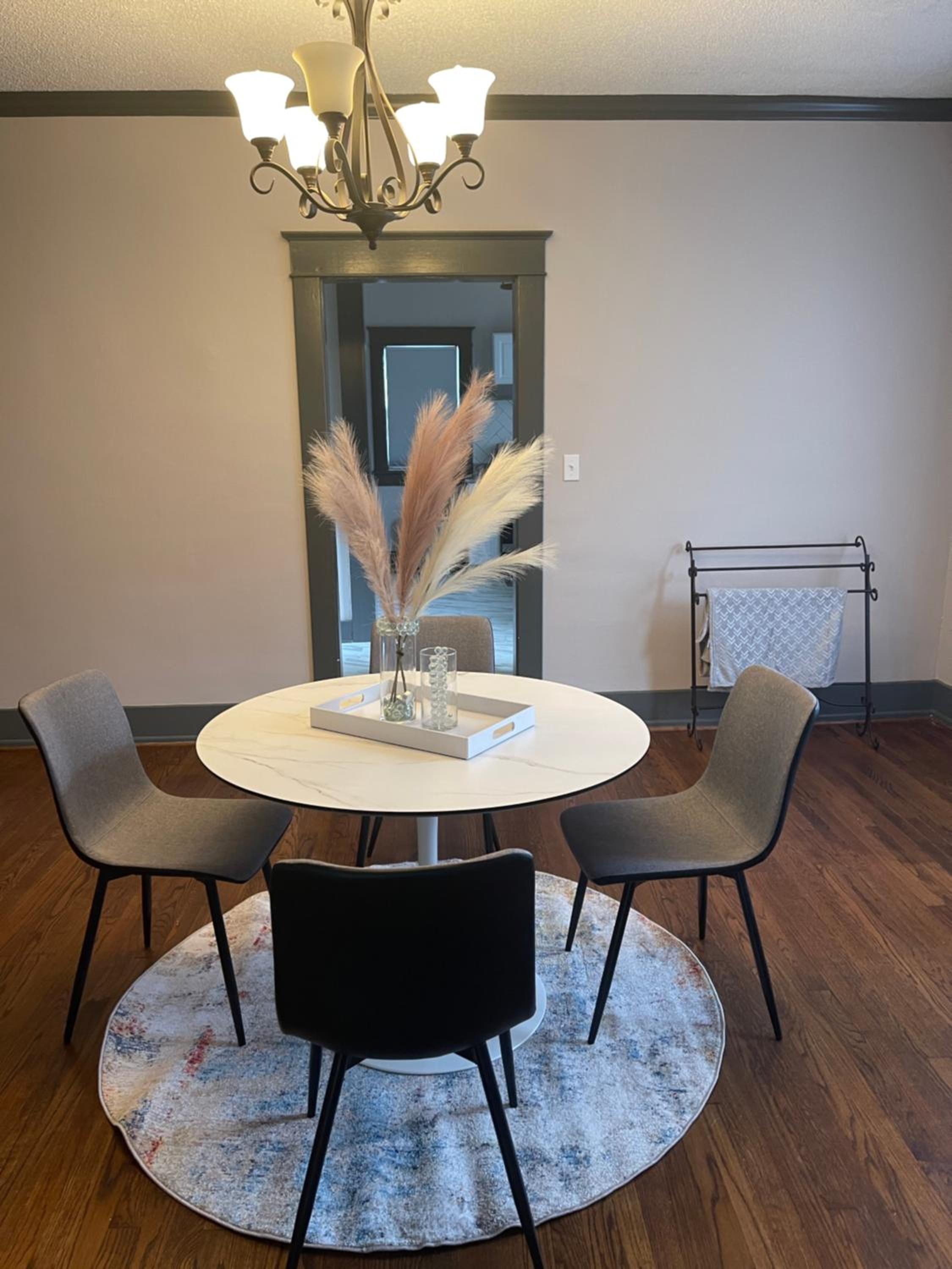 Conveniently located spacious 3br Bush tavern view 2