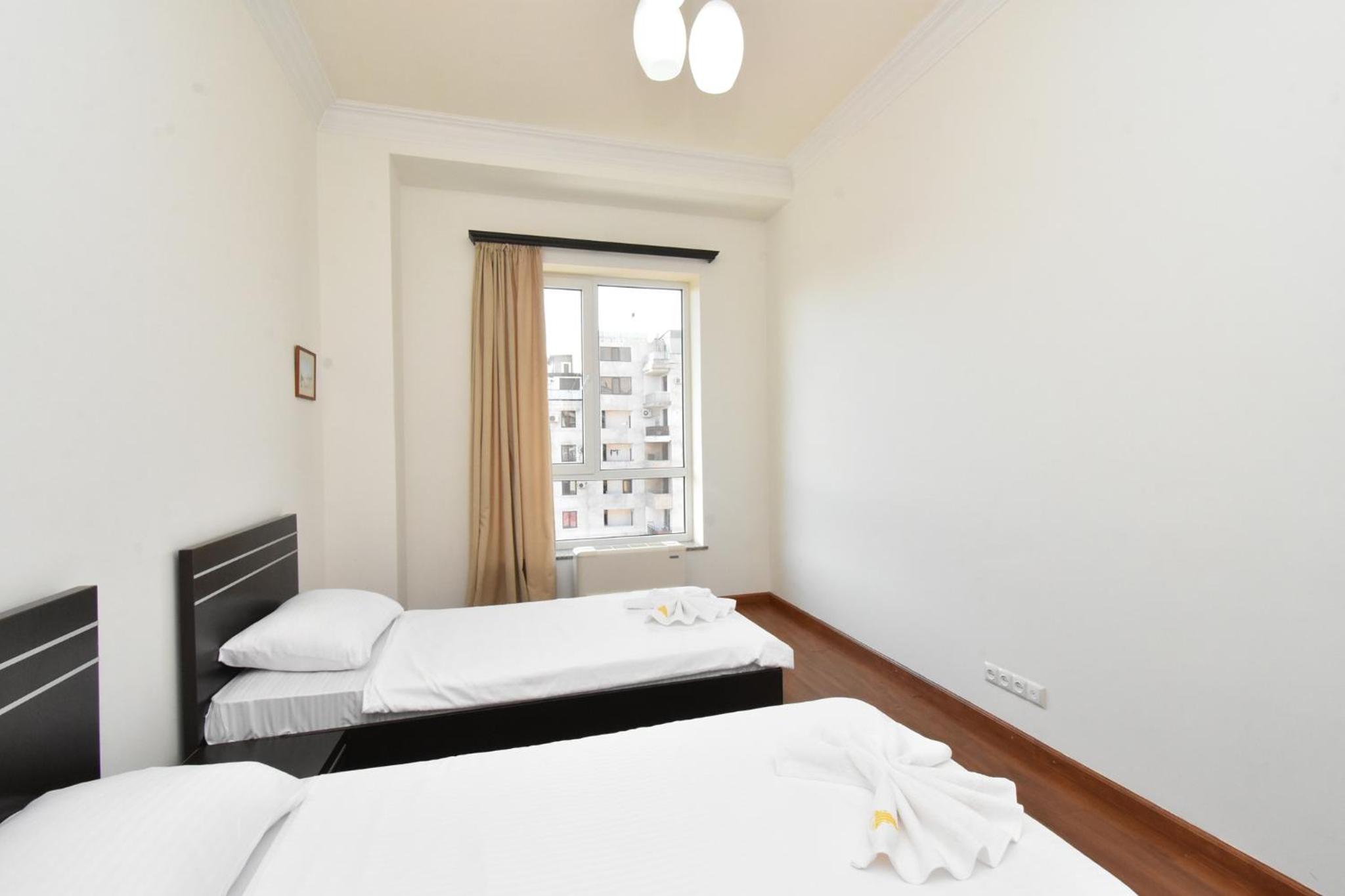 Aram street, 3 bedrooms Grand and Sunny apartment DI64