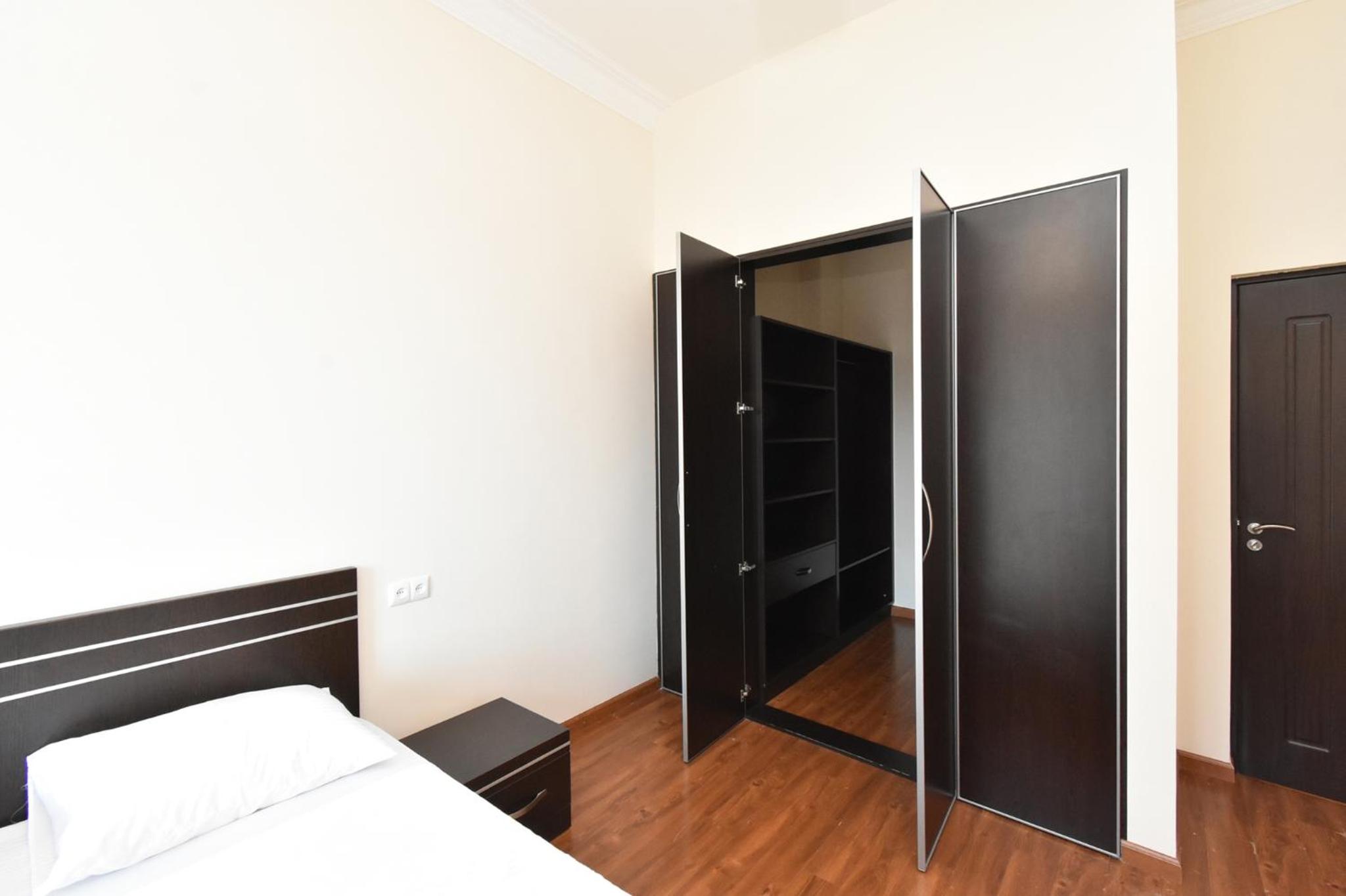 Aram street, 3 bedrooms Grand and Sunny apartment DI64