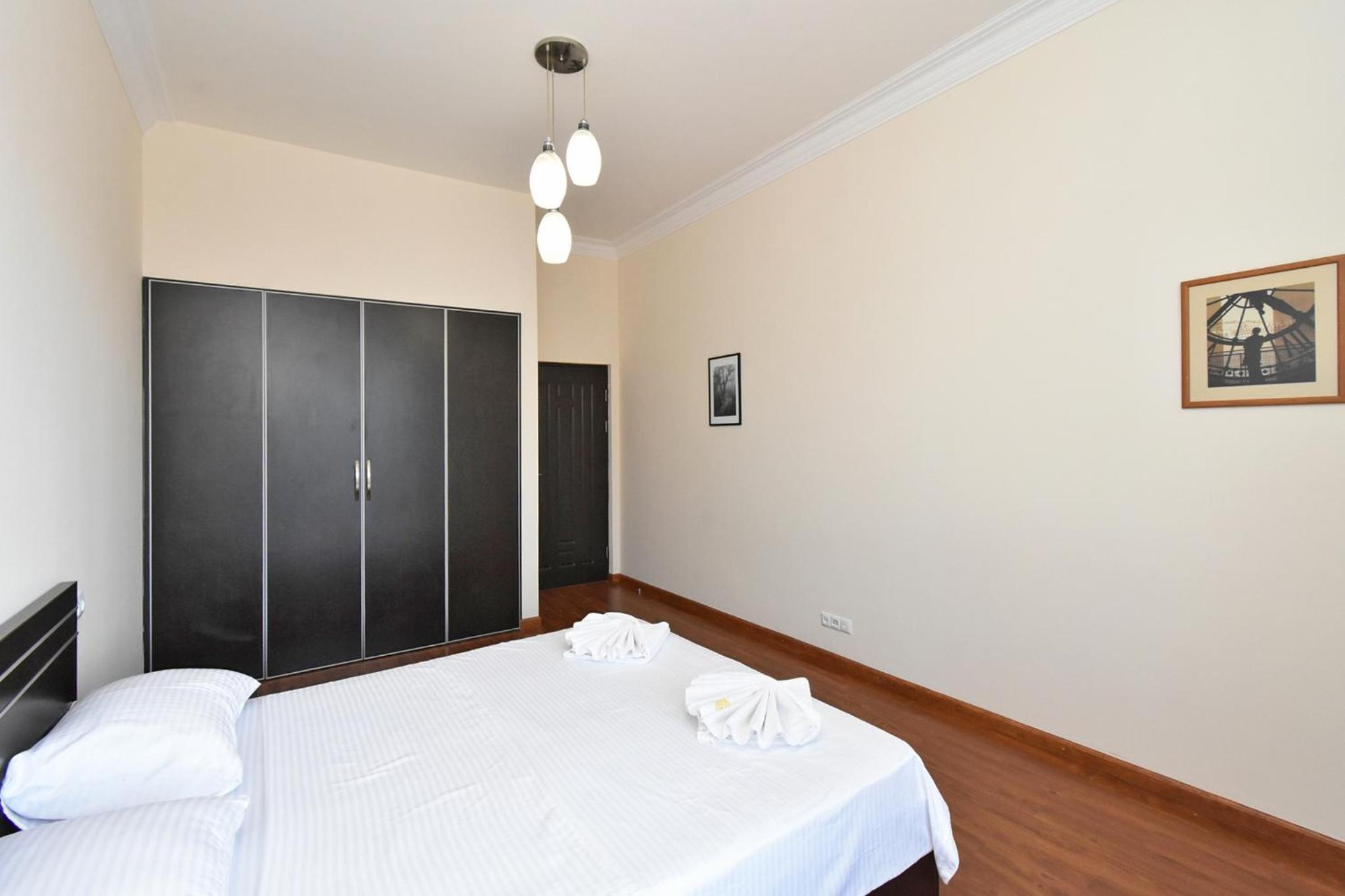 Aram street, 3 bedrooms Grand and Sunny apartment DI64