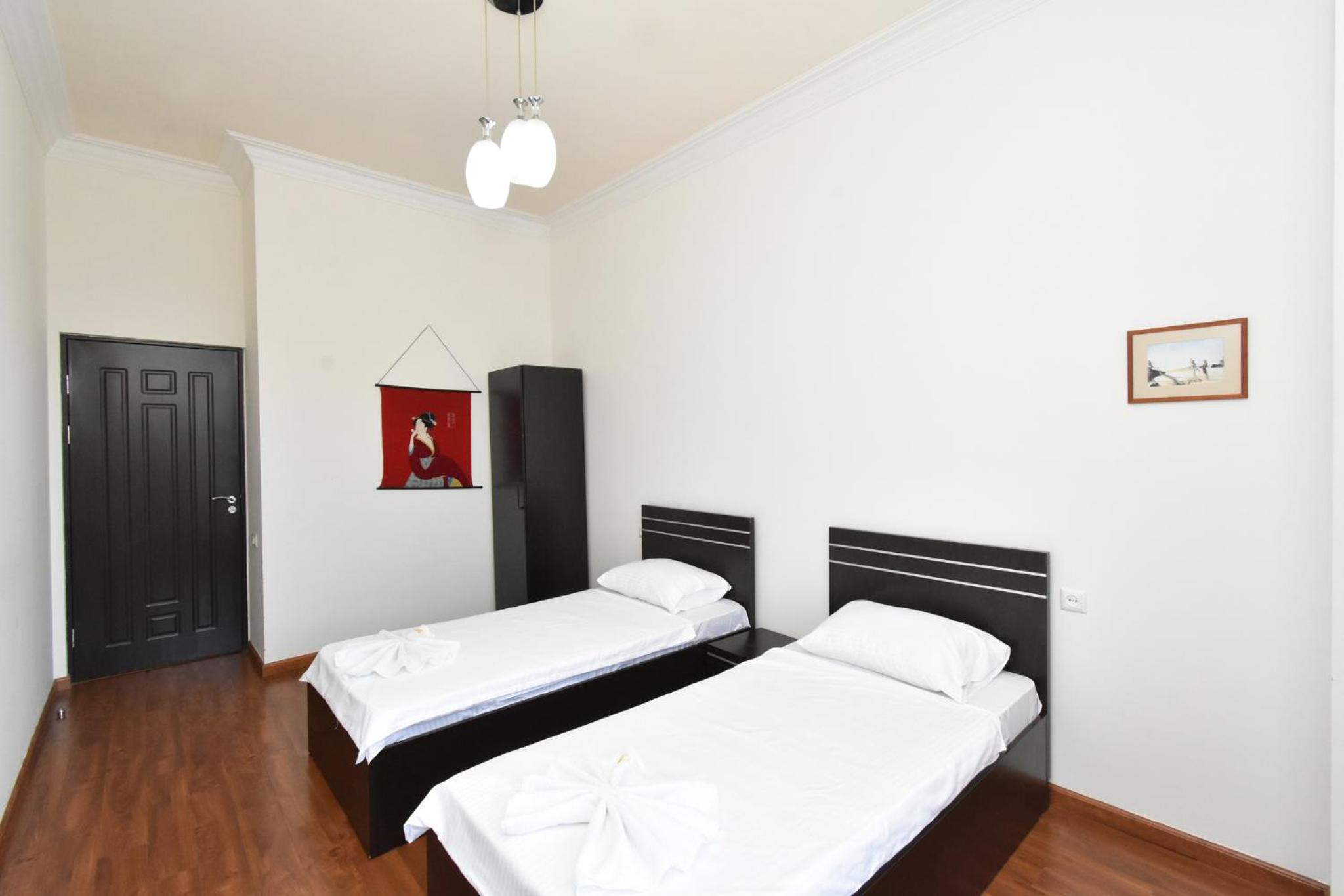 Aram street, 3 bedrooms Grand and Sunny apartment DI64