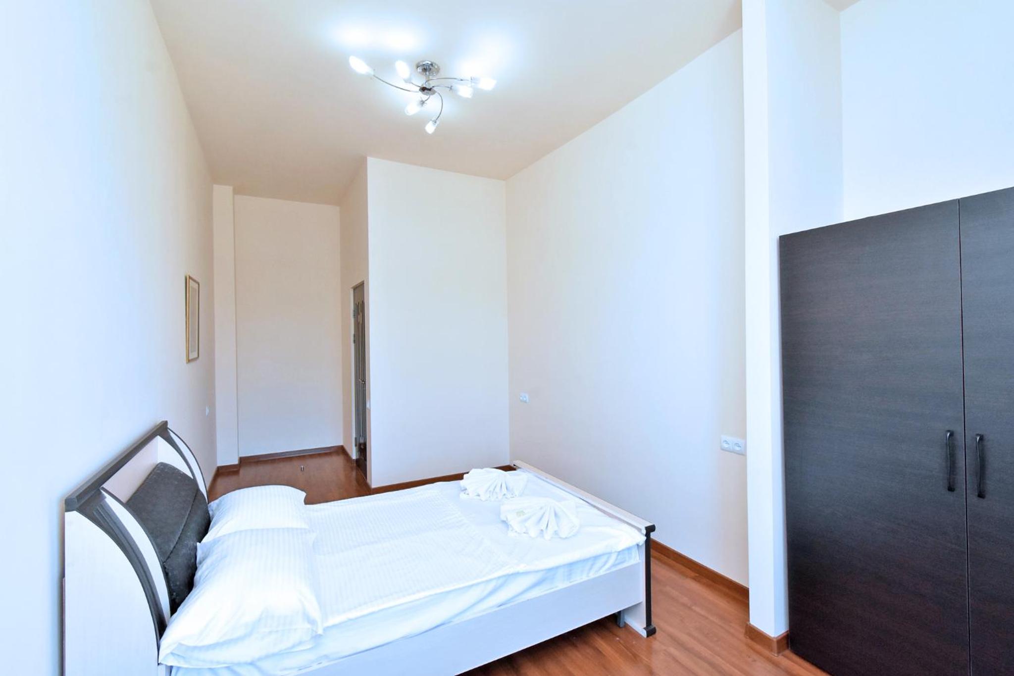 Aram street, 3 bedrooms Grand and Sunny apartment DI64