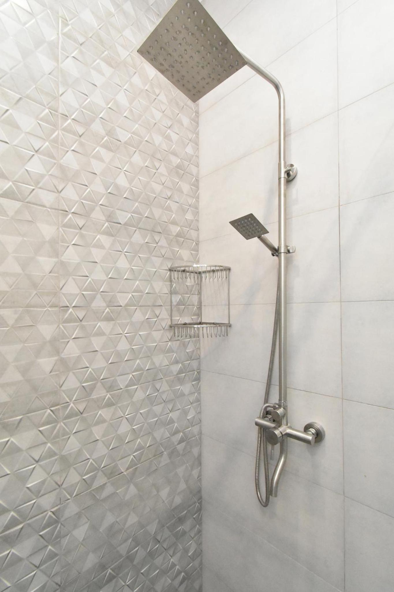 Aram street, 3 bedrooms Grand and Sunny apartment DI64