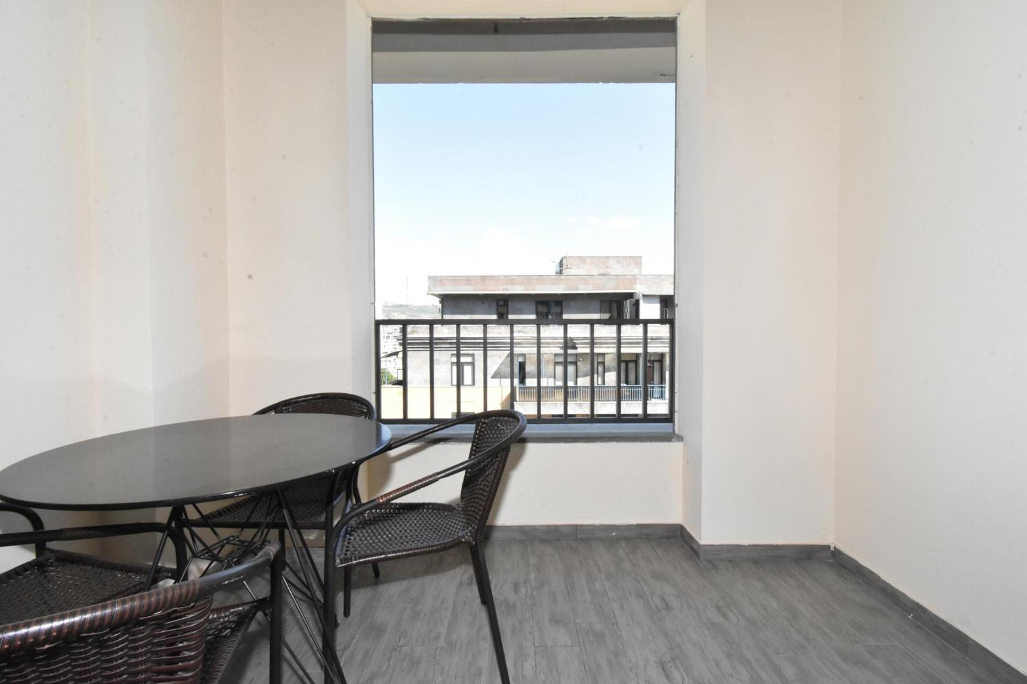 Aram street, 3 bedrooms Grand and Sunny apartment DI64