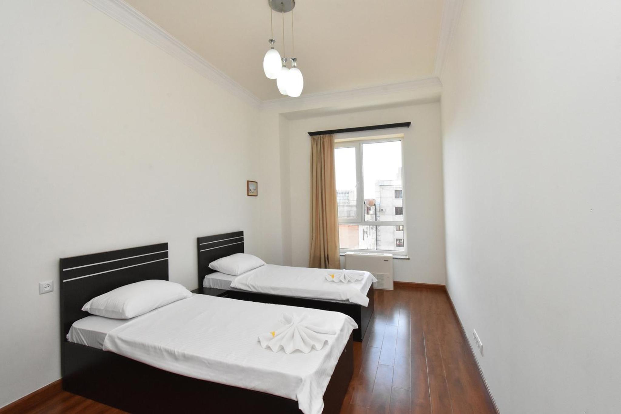 Aram street, 3 bedrooms Grand and Sunny apartment DI64