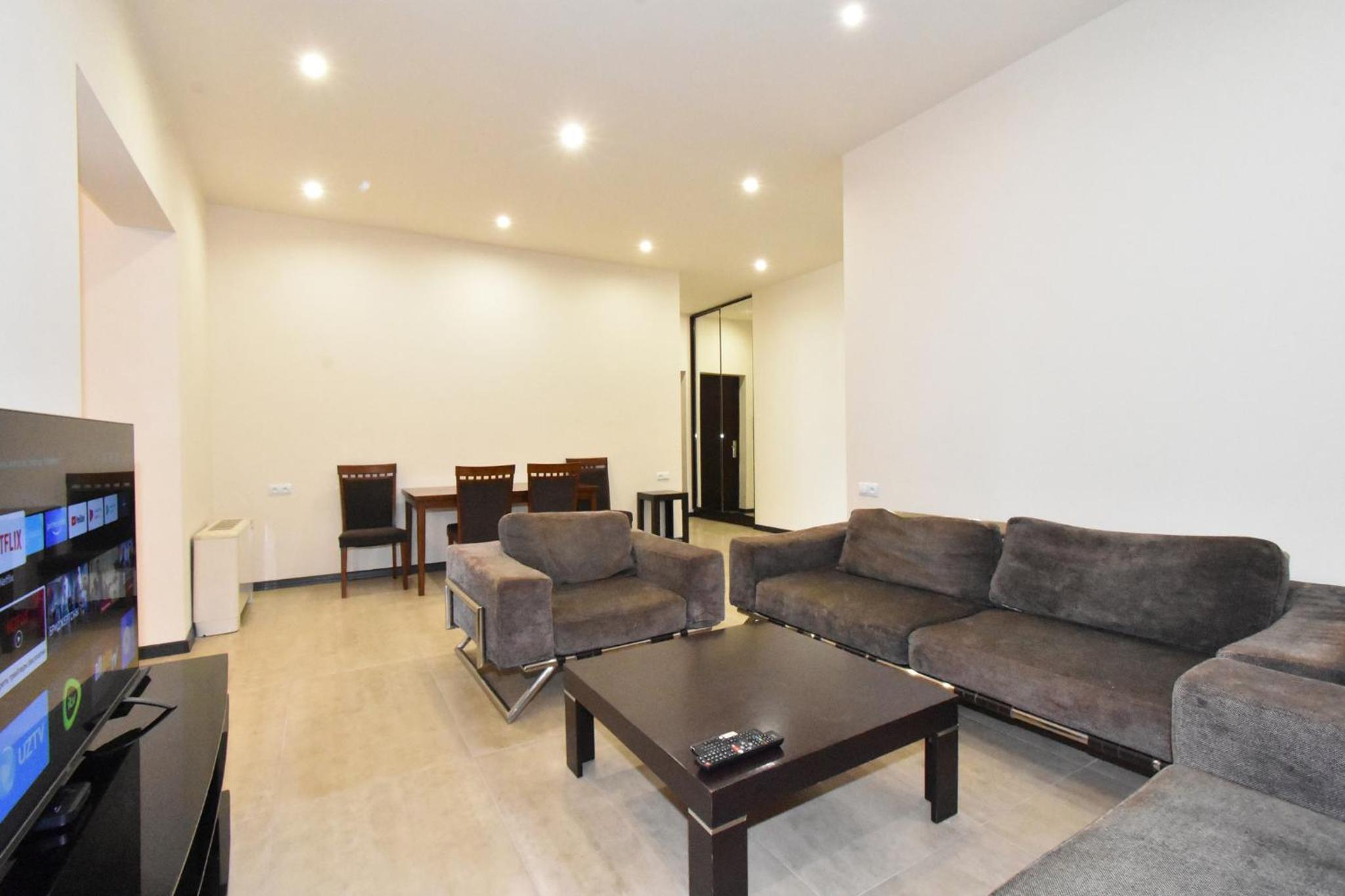 Aram street, 3 bedrooms Grand and Sunny apartment DI64