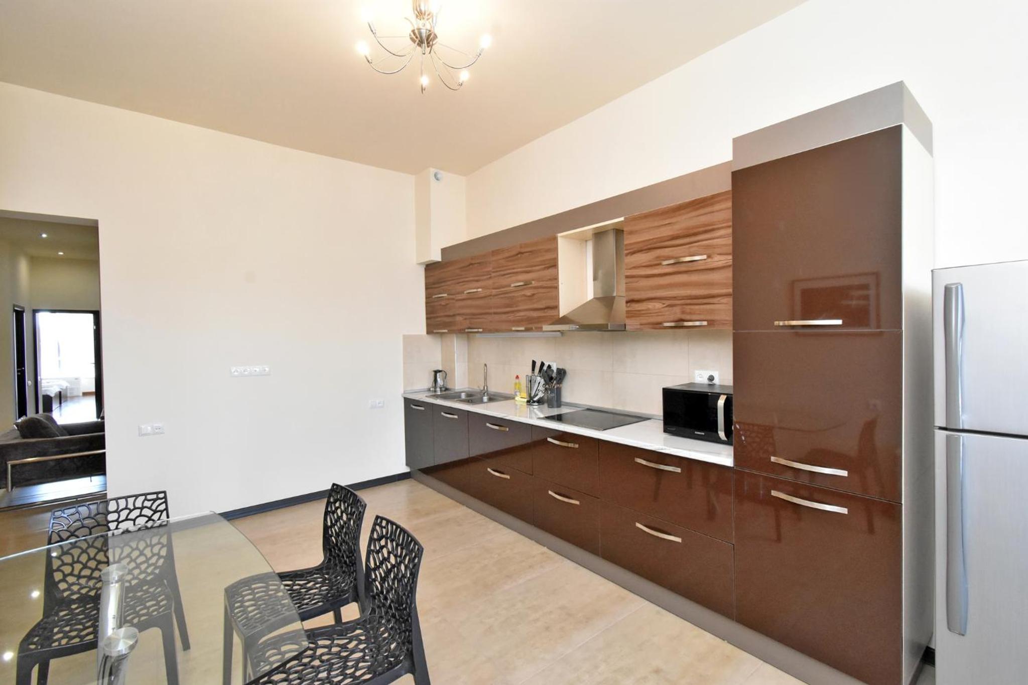 Aram street, 3 bedrooms Grand and Sunny apartment DI64