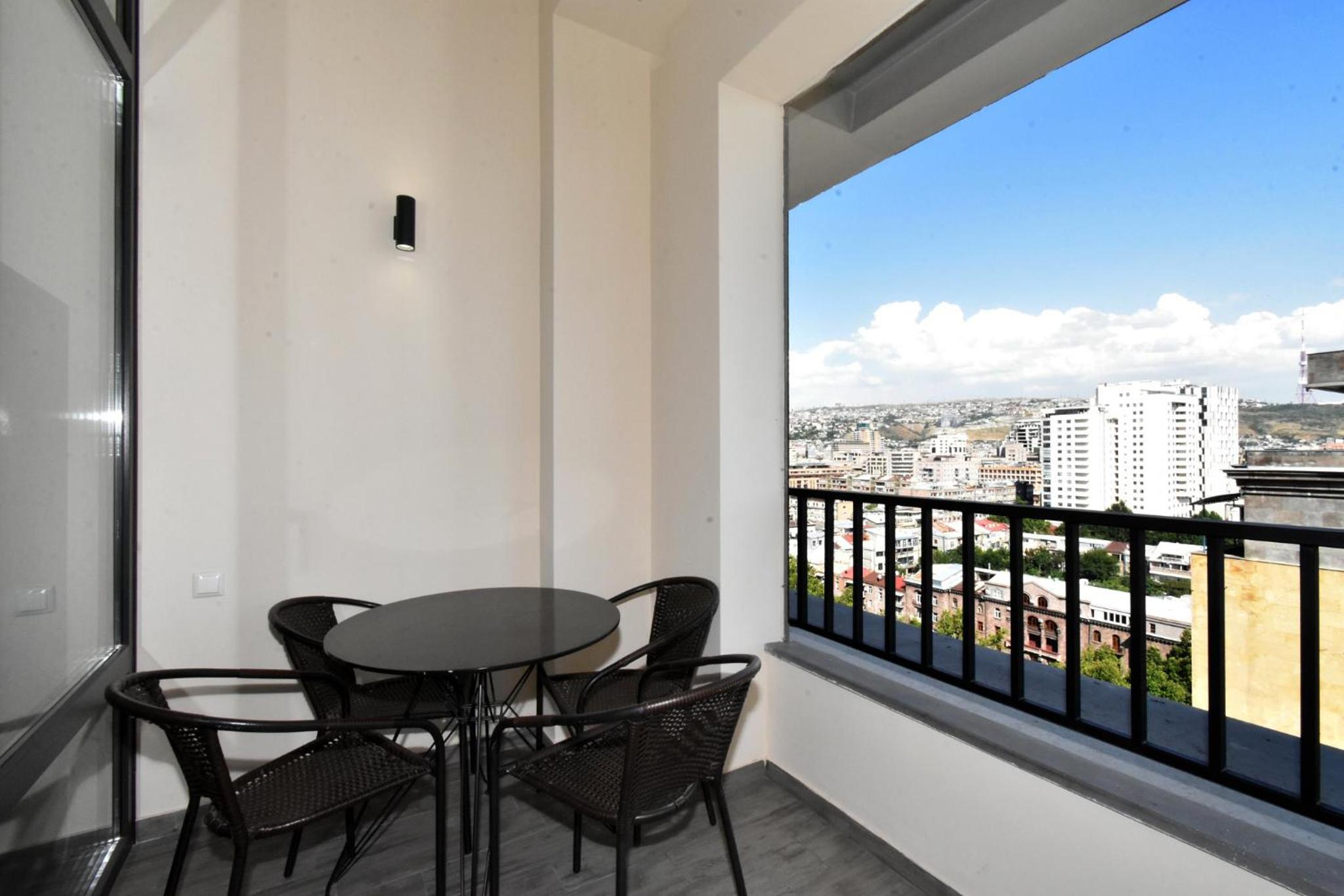Aram street, 3 bedrooms Grand and Sunny apartment DI64