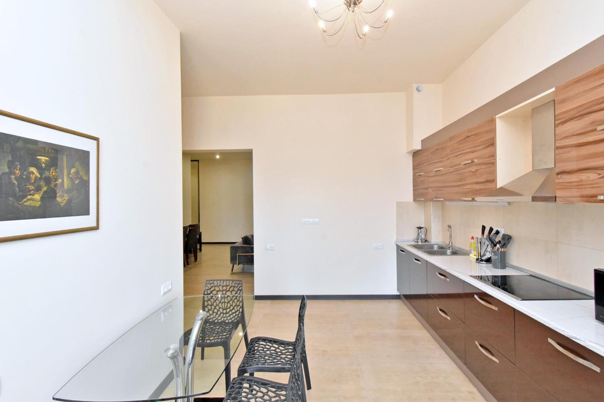 Aram street, 3 bedrooms Grand and Sunny apartment DI64