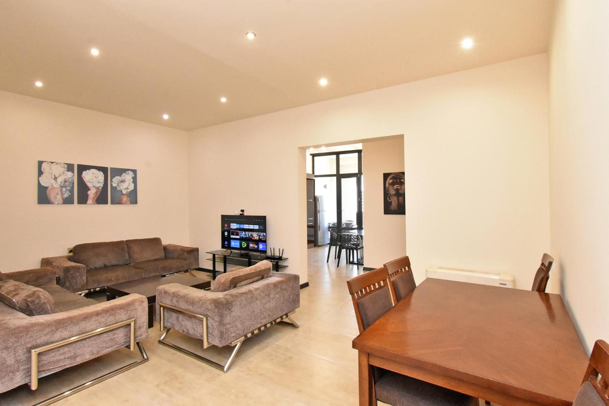 Aram street, 3 bedrooms Grand and Sunny apartment DI64