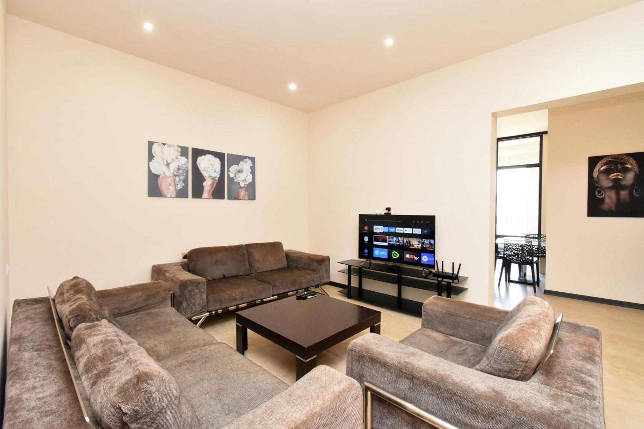 Aram street, 3 bedrooms Grand and Sunny apartment DI64
