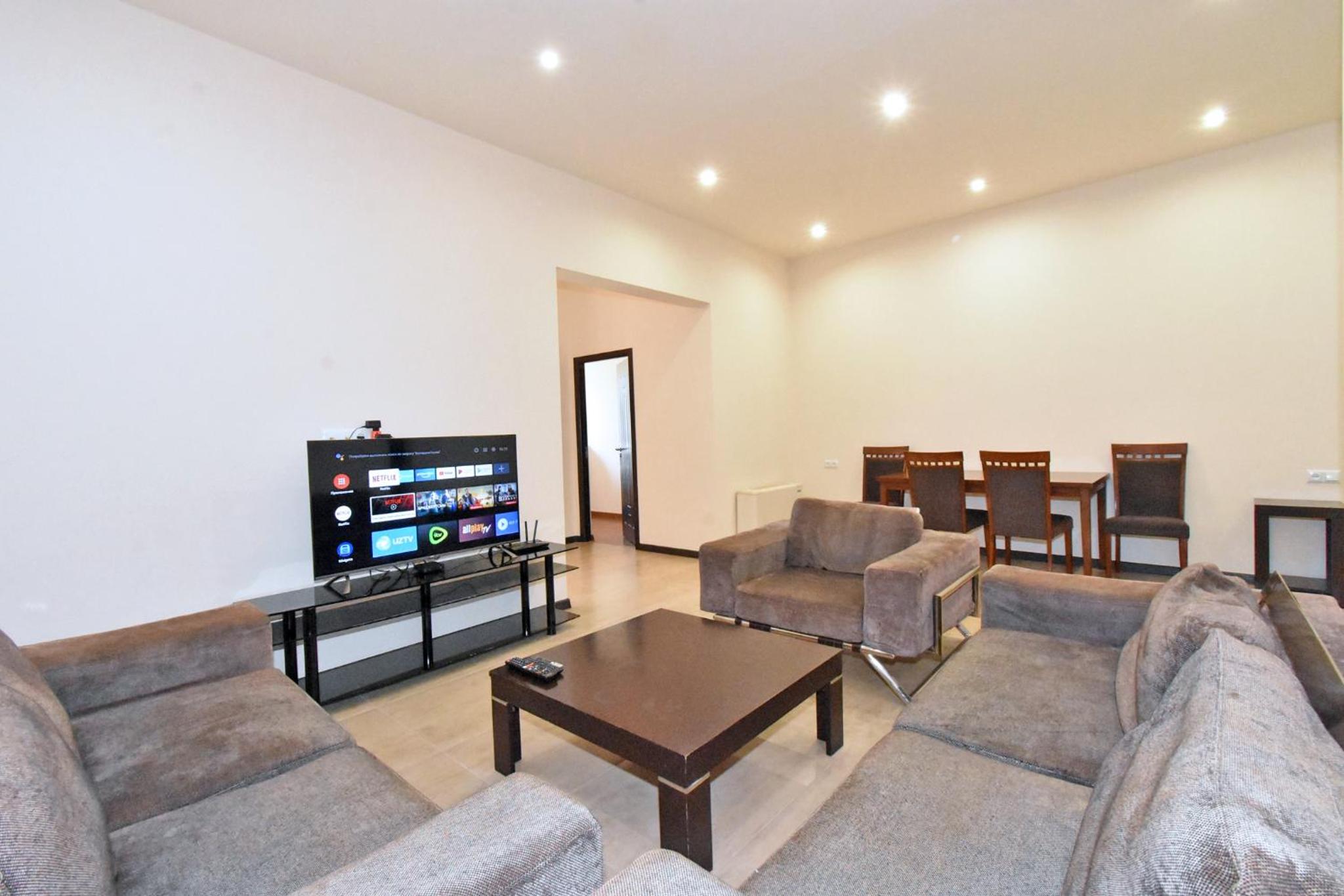 Aram street, 3 bedrooms Grand and Sunny apartment DI64