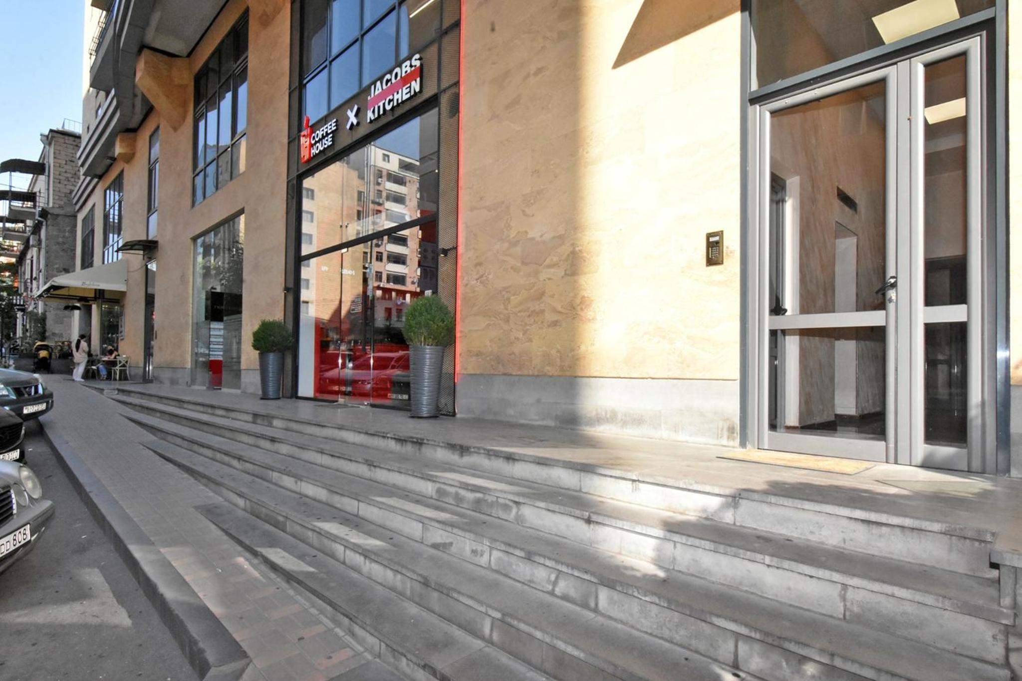 Aram street, 3 bedrooms Grand and Sunny apartment DI64