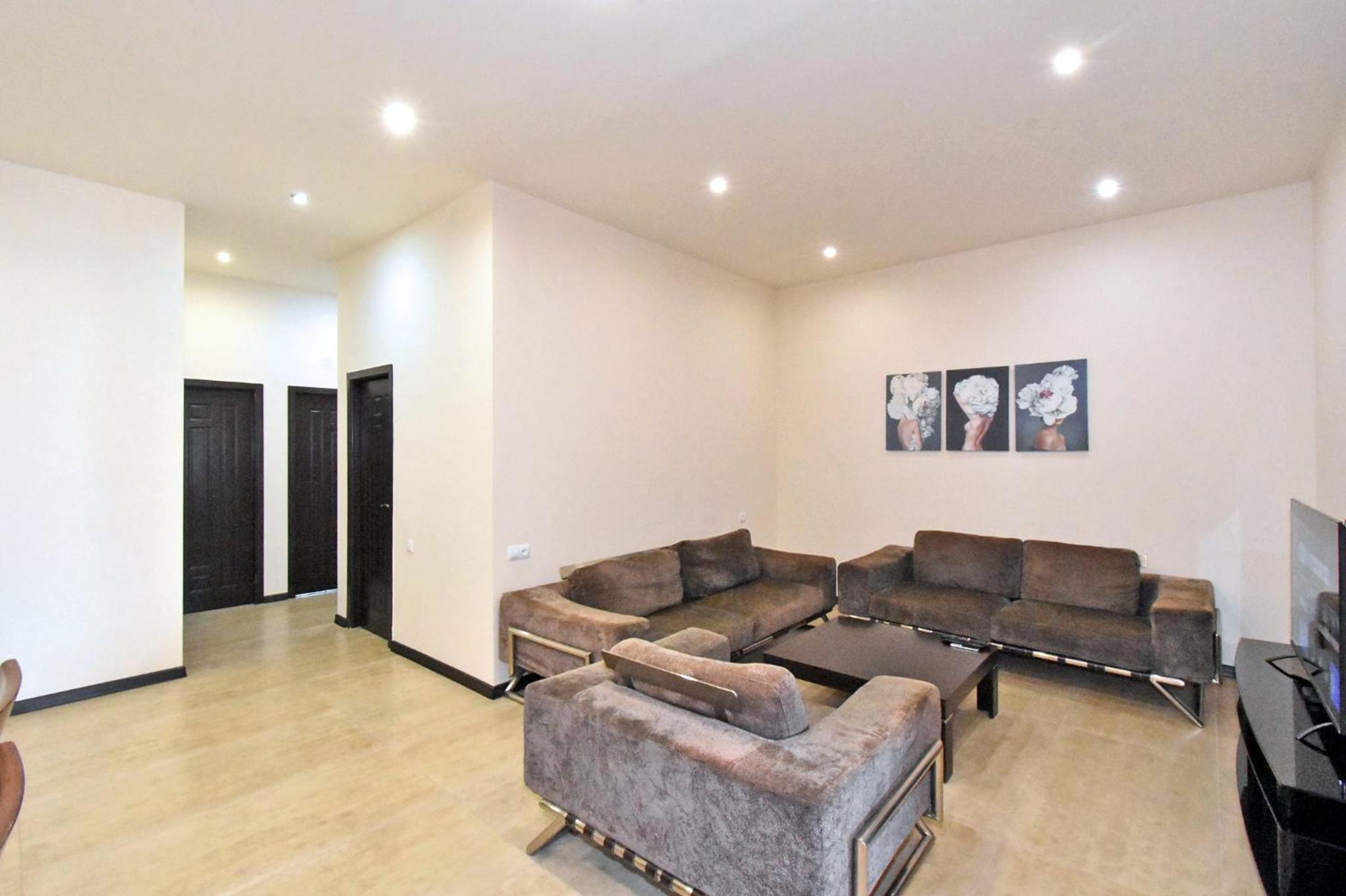 Aram street, 3 bedrooms Grand and Sunny apartment DI64