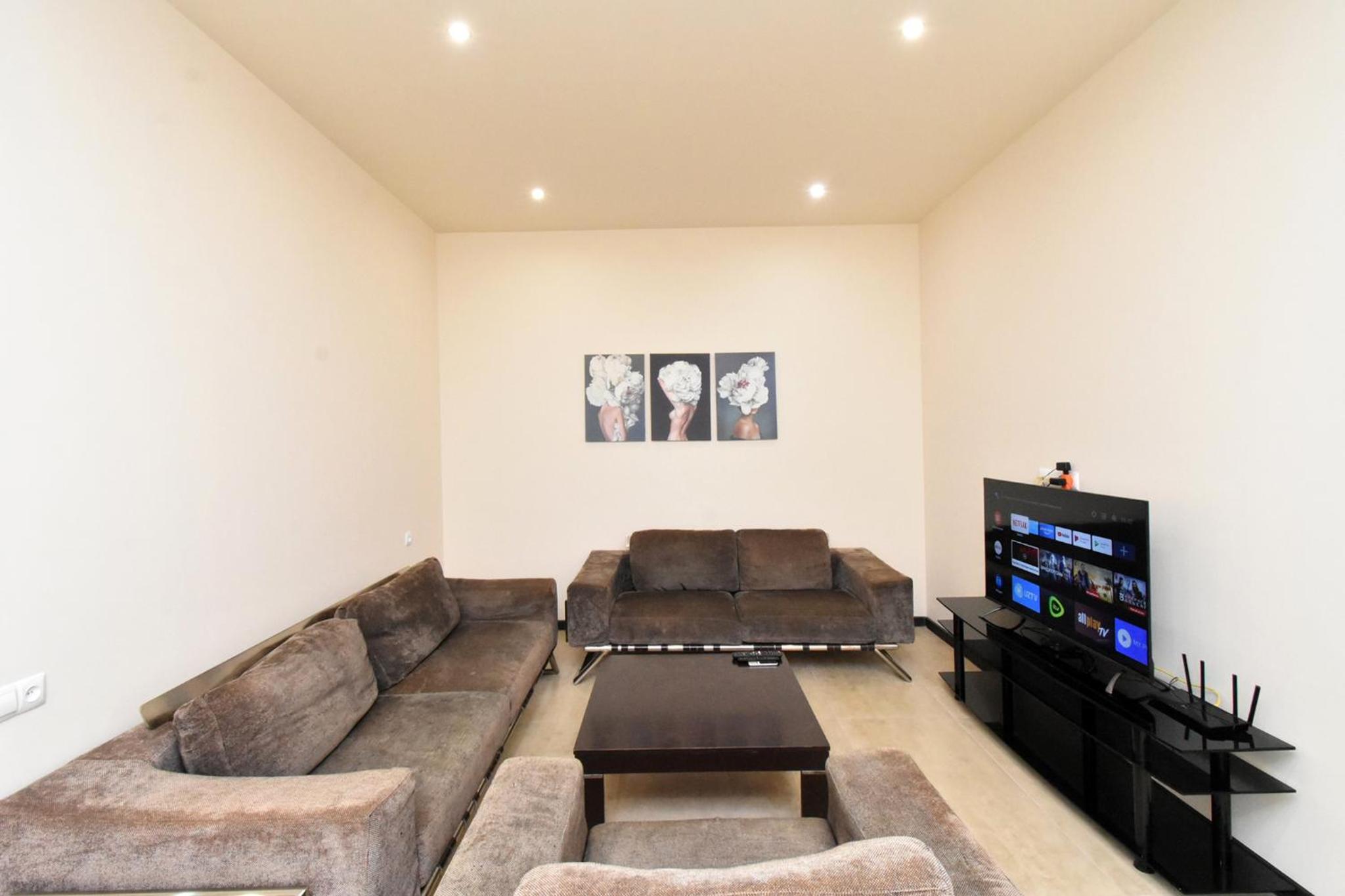 Aram street, 3 bedrooms Grand and Sunny apartment DI64