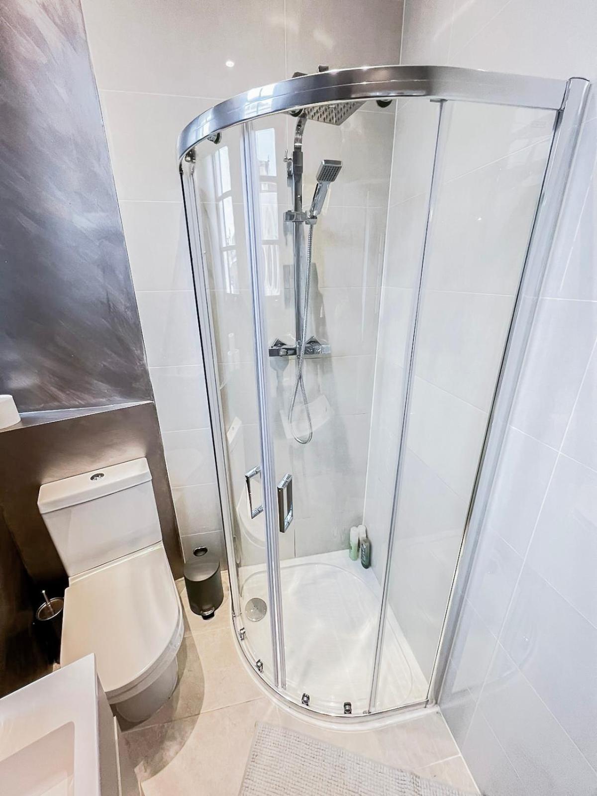 Modern 1-Bedroom Apartments near Shoreditch, Old Street & Hoxton by NourNest Apartments