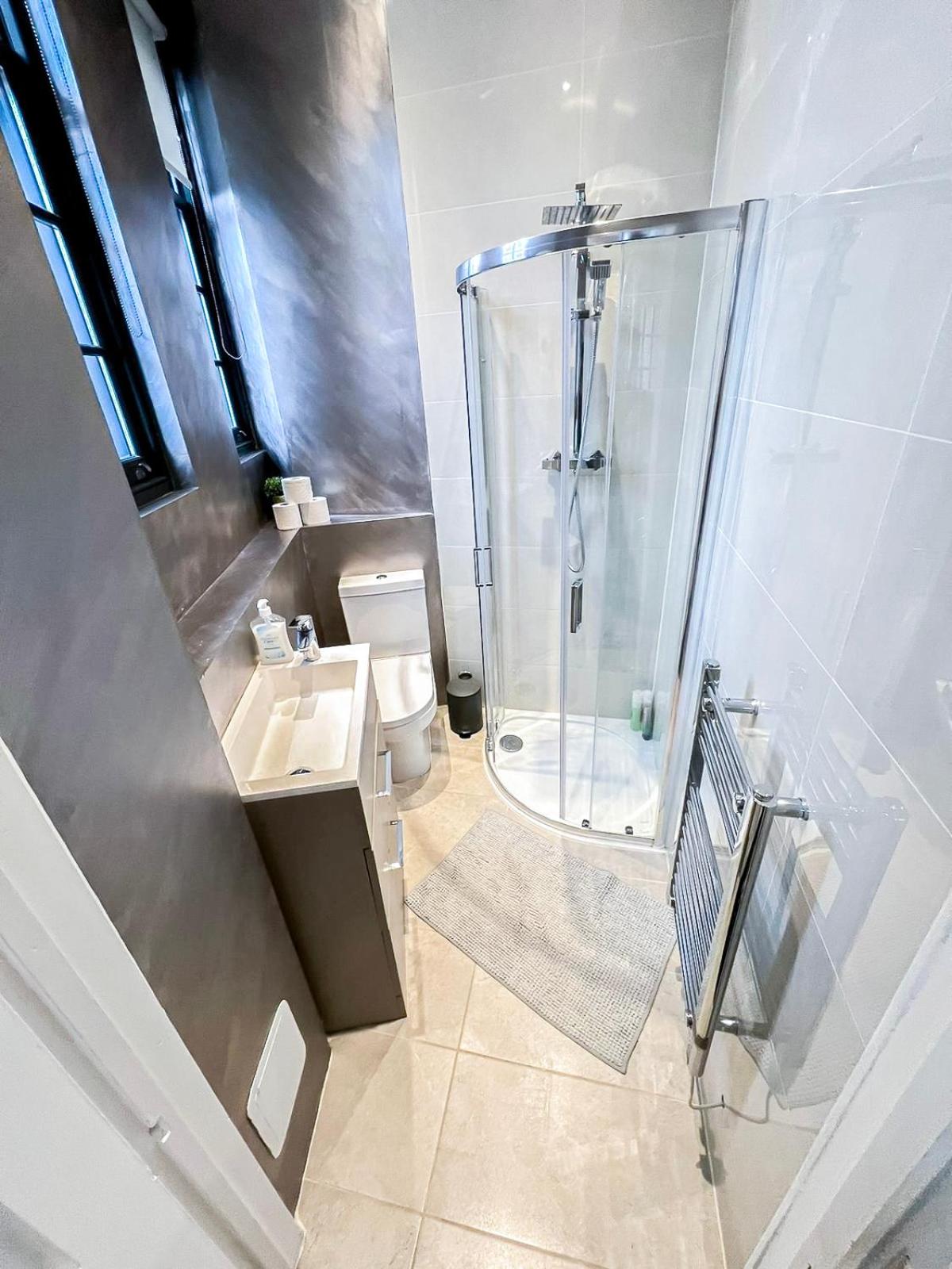 Modern 1-Bedroom Apartments near Shoreditch, Old Street & Hoxton by NourNest Apartments