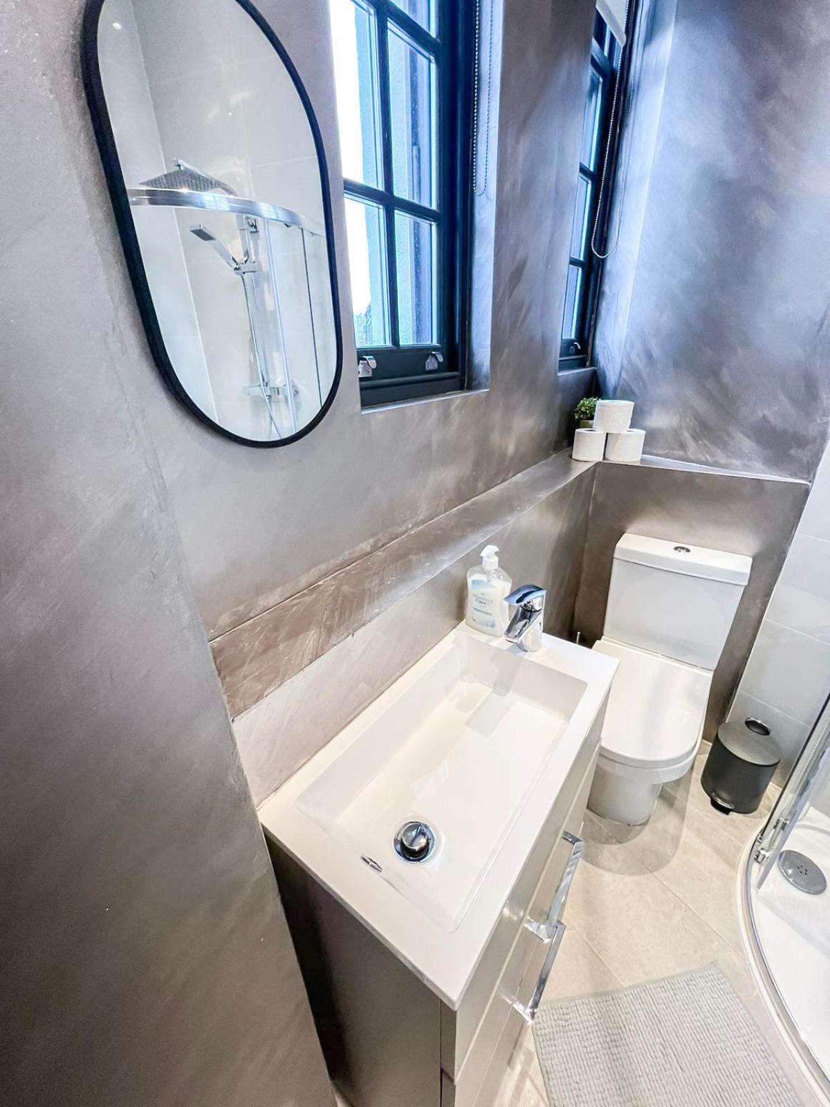 Modern 1-Bedroom Apartments near Shoreditch, Old Street & Hoxton by NourNest Apartments