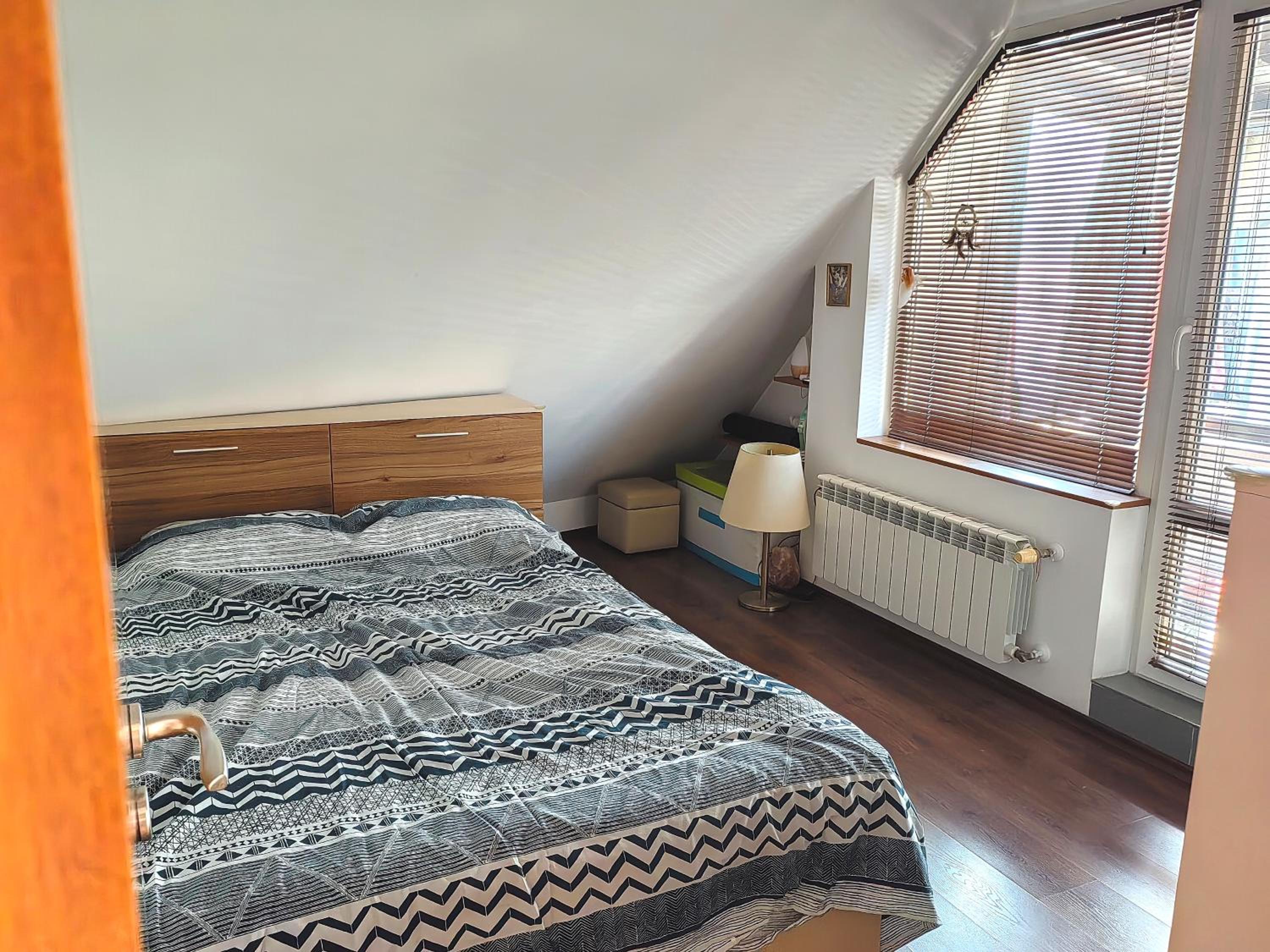 Hristy's 2 Bedroom Spacious Apartment plus GARAGE!!!