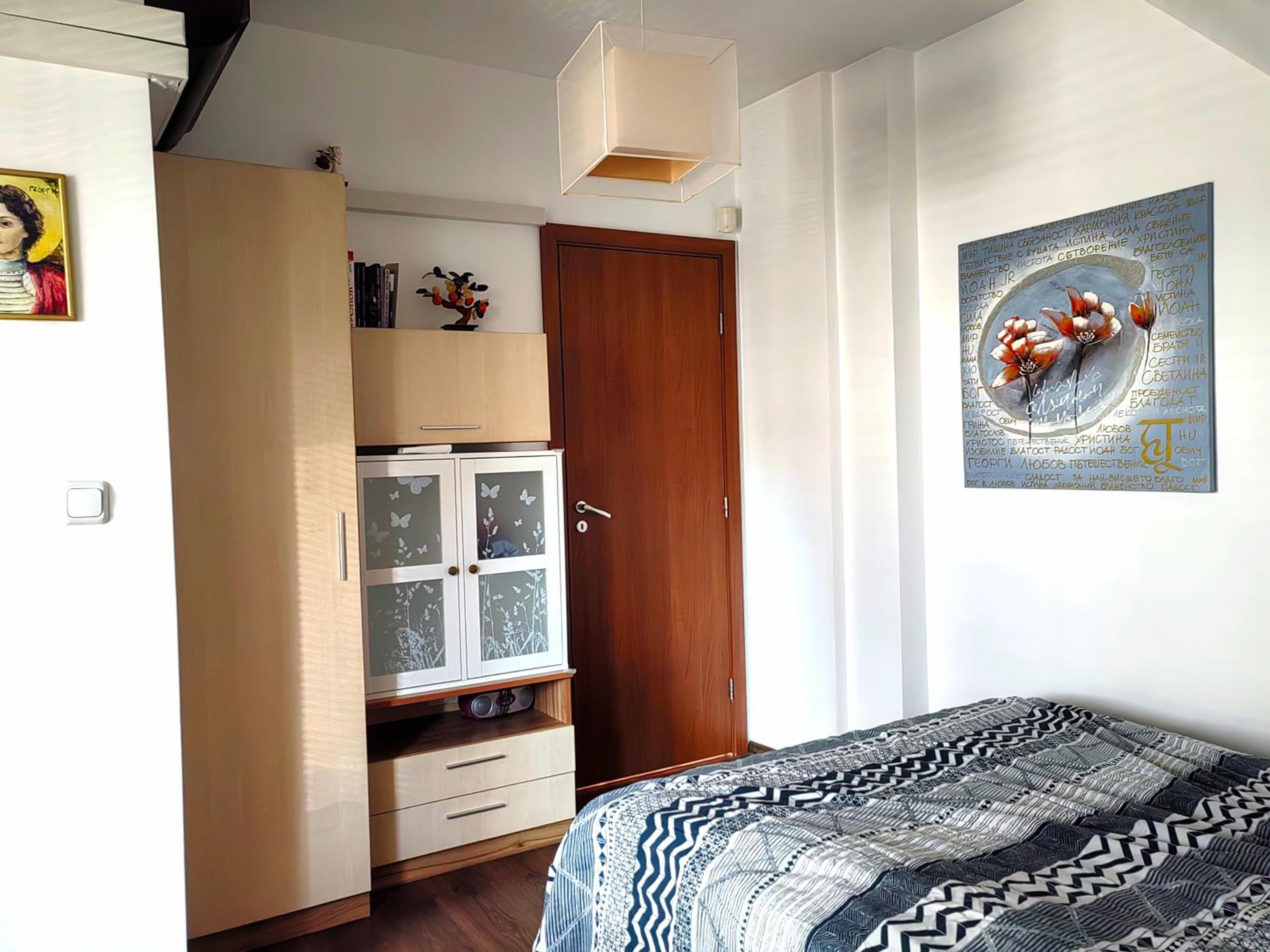 Hristy's 2 Bedroom Spacious Apartment plus GARAGE!!!