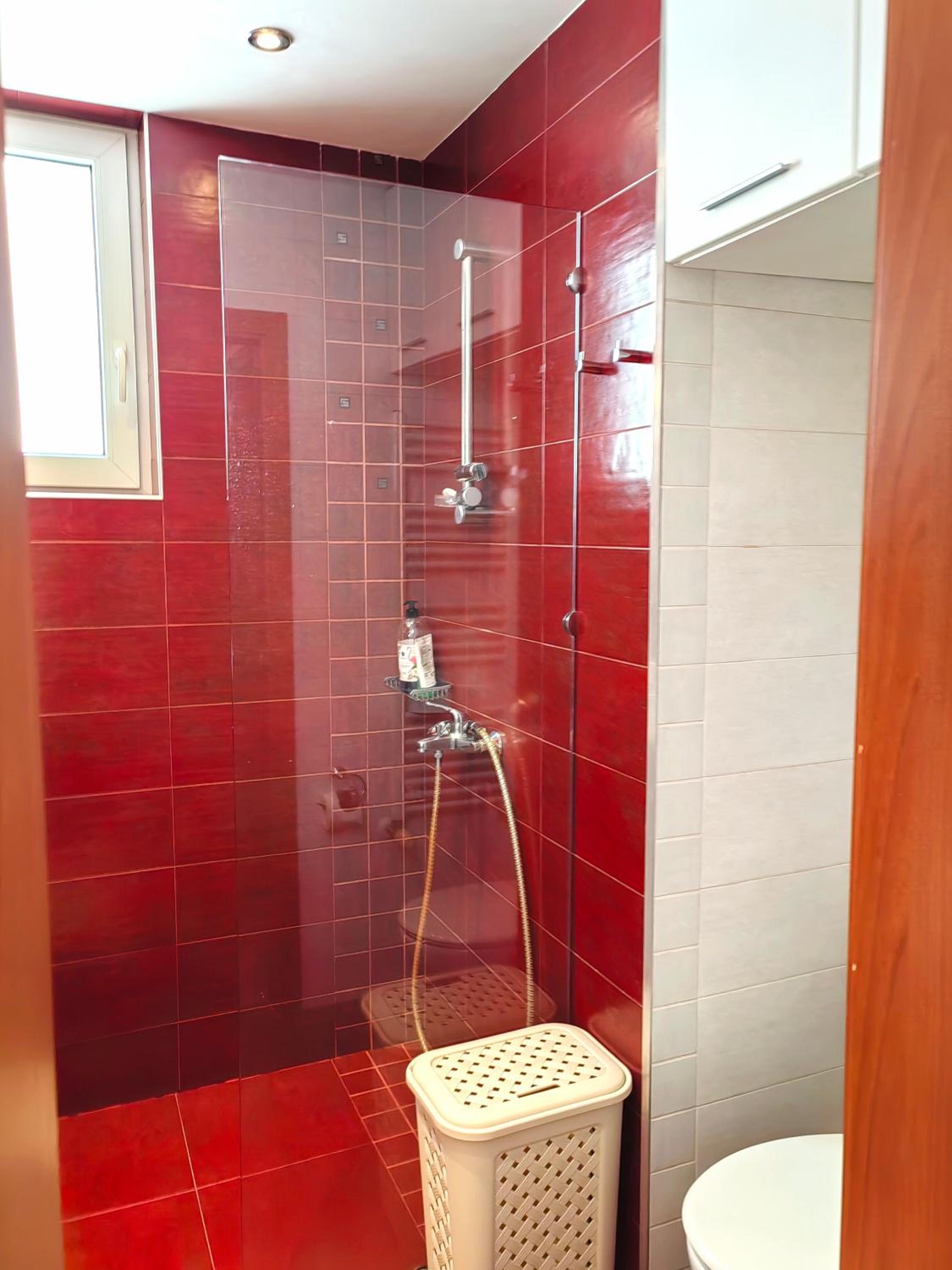 Hristy's 2 Bedroom Spacious Apartment plus GARAGE!!!