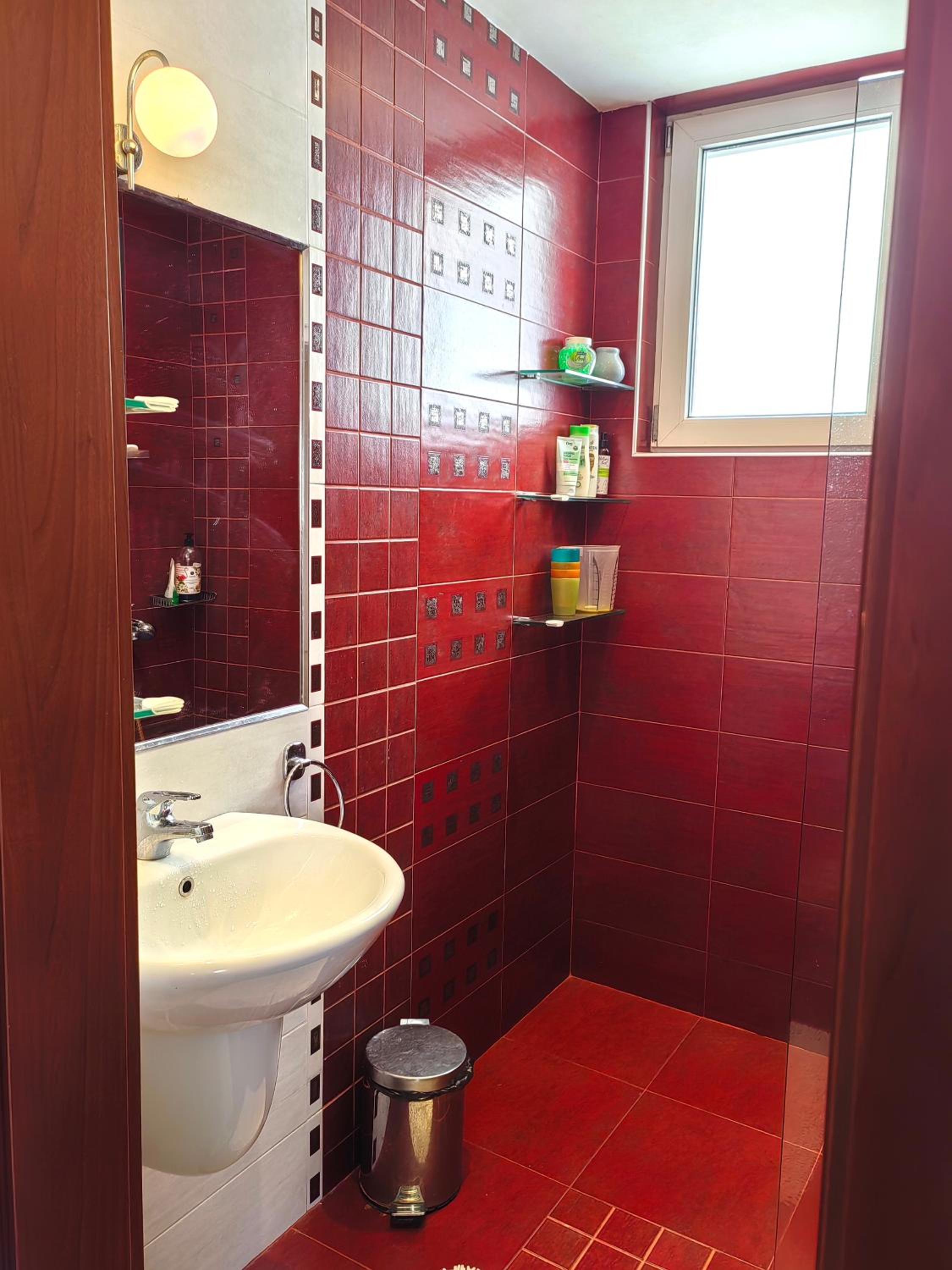 Hristy's 2 Bedroom Spacious Apartment plus GARAGE!!!